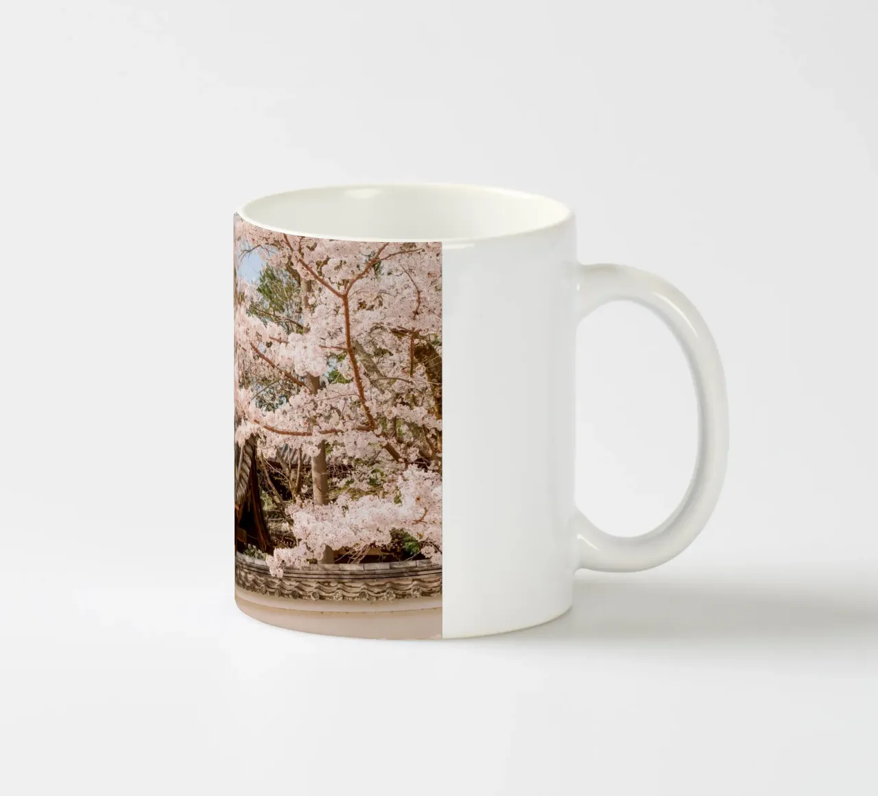 Tetto del tempio dei ciliegi in fiore a Kyoto, Giappone tazza in ceramica da mbgraphx2