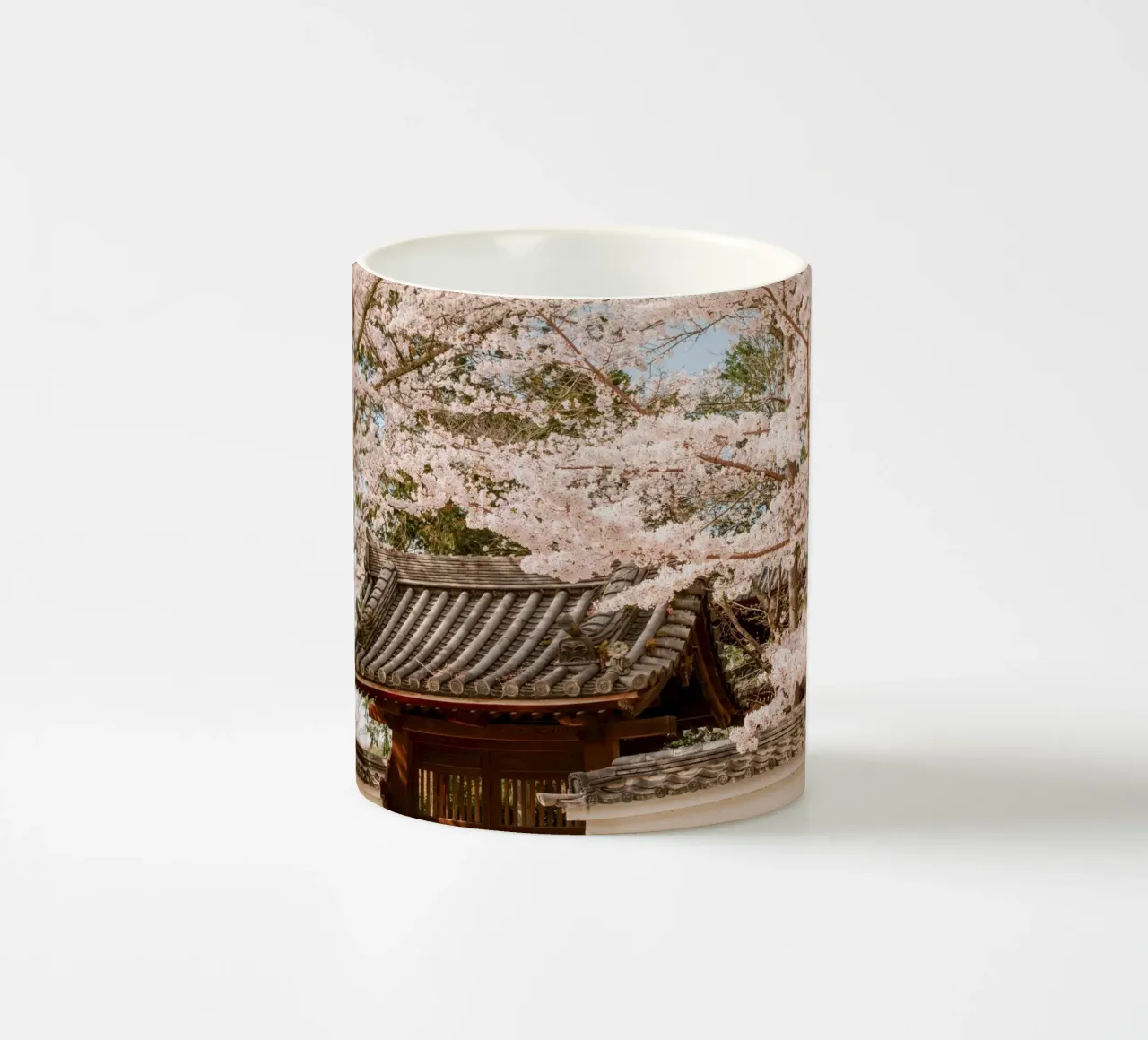 Tetto del tempio dei ciliegi in fiore a Kyoto, Giappone tazza in ceramica da mbgraphx2