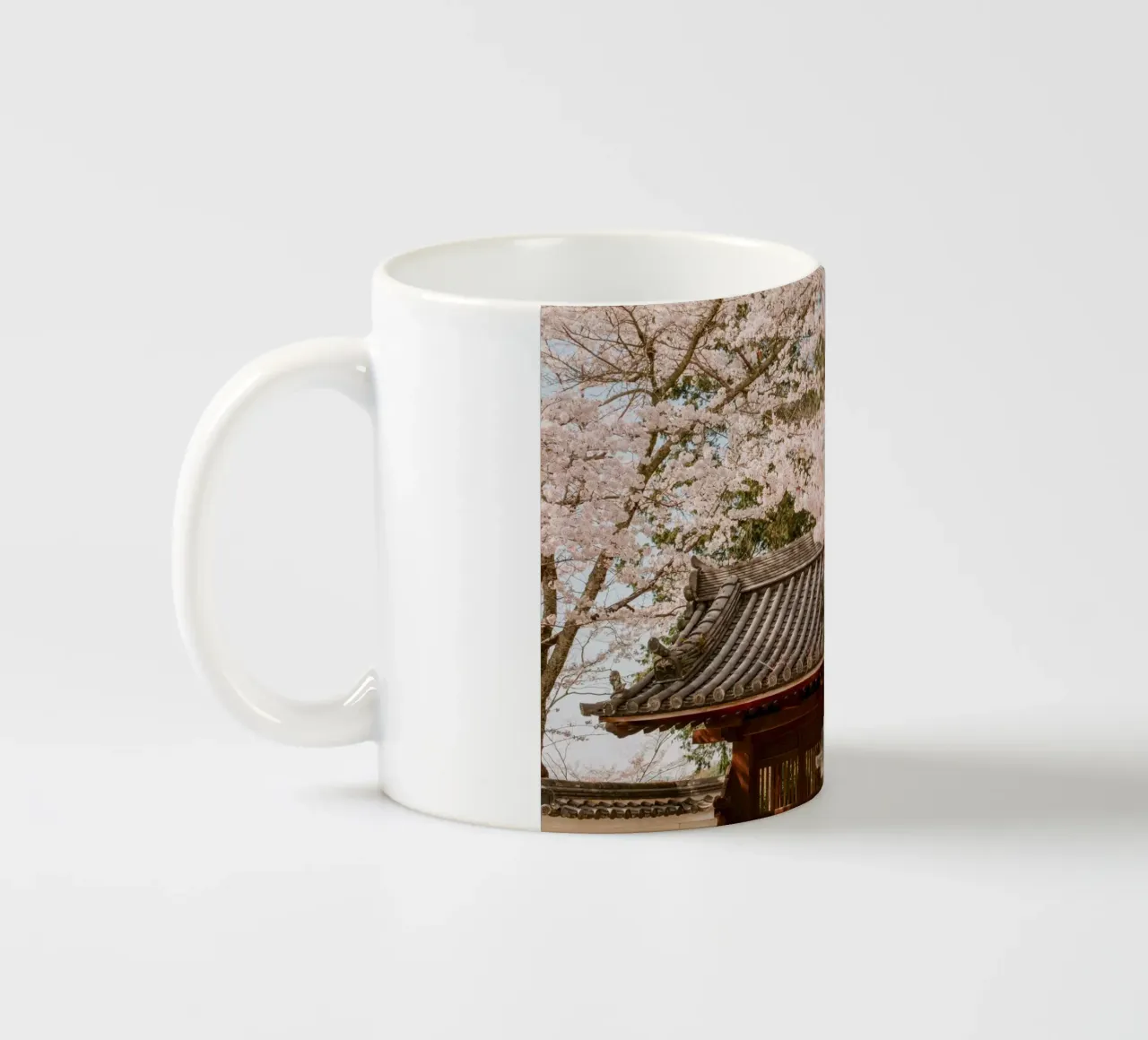 Tetto del tempio dei ciliegi in fiore a Kyoto, Giappone tazza in ceramica da mbgraphx2