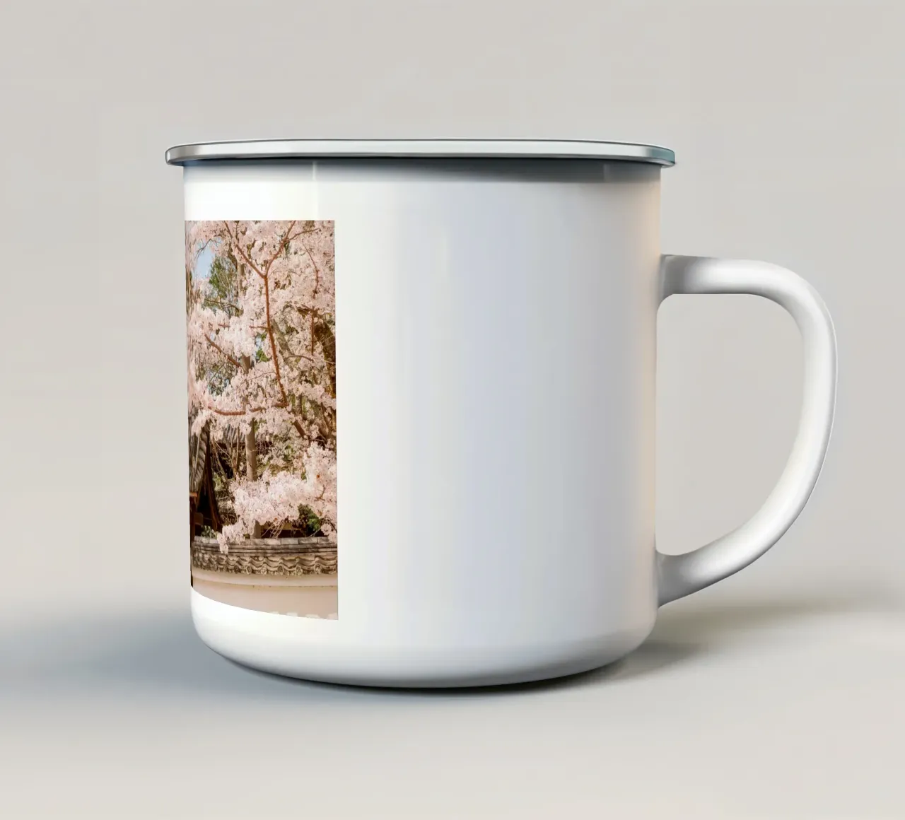 Tetto del tempio dei ciliegi in fiore a Kyoto, Giappone tazza in smalto da mbgraphx2