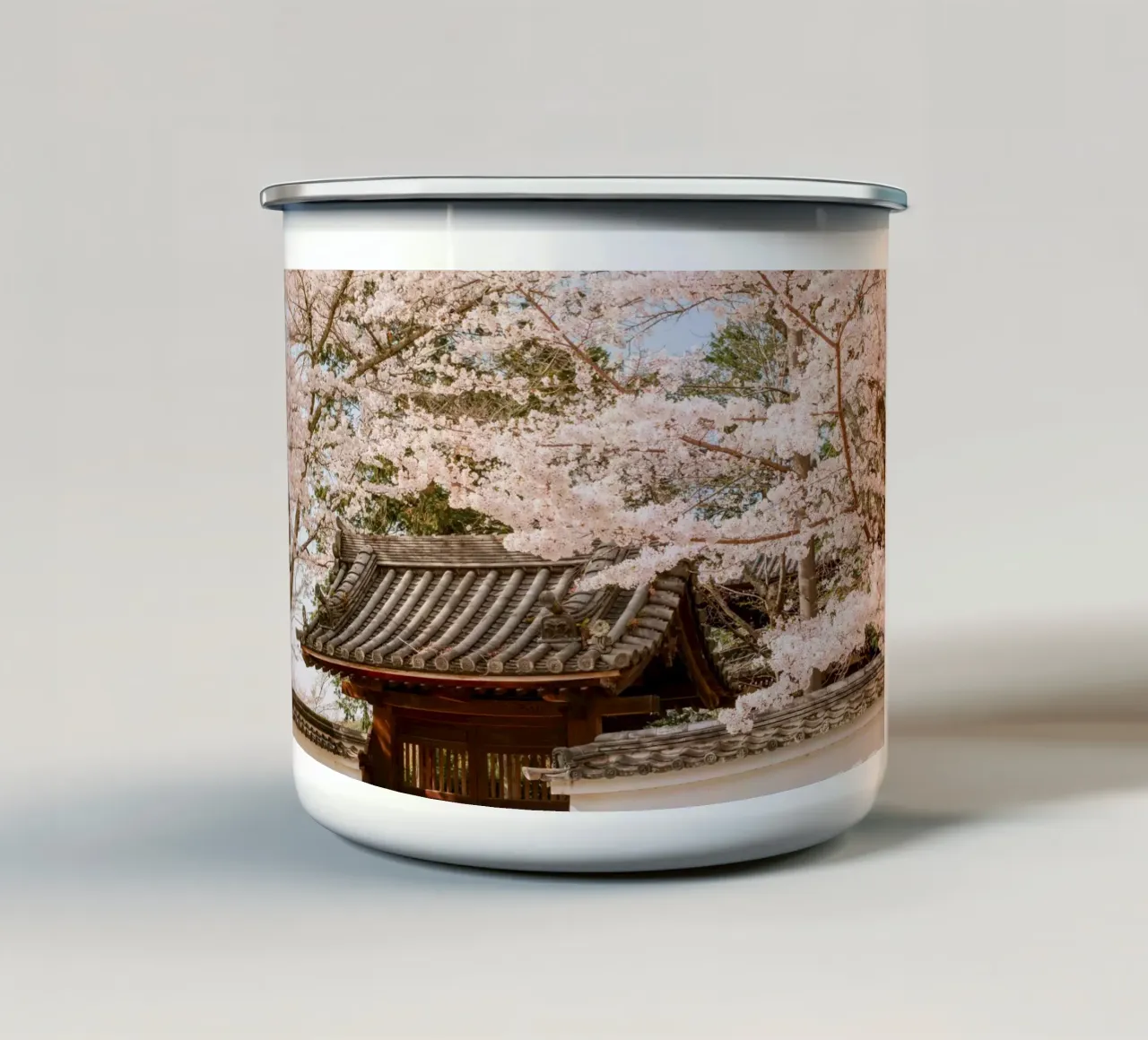 Tetto del tempio dei ciliegi in fiore a Kyoto, Giappone tazza in smalto da mbgraphx2