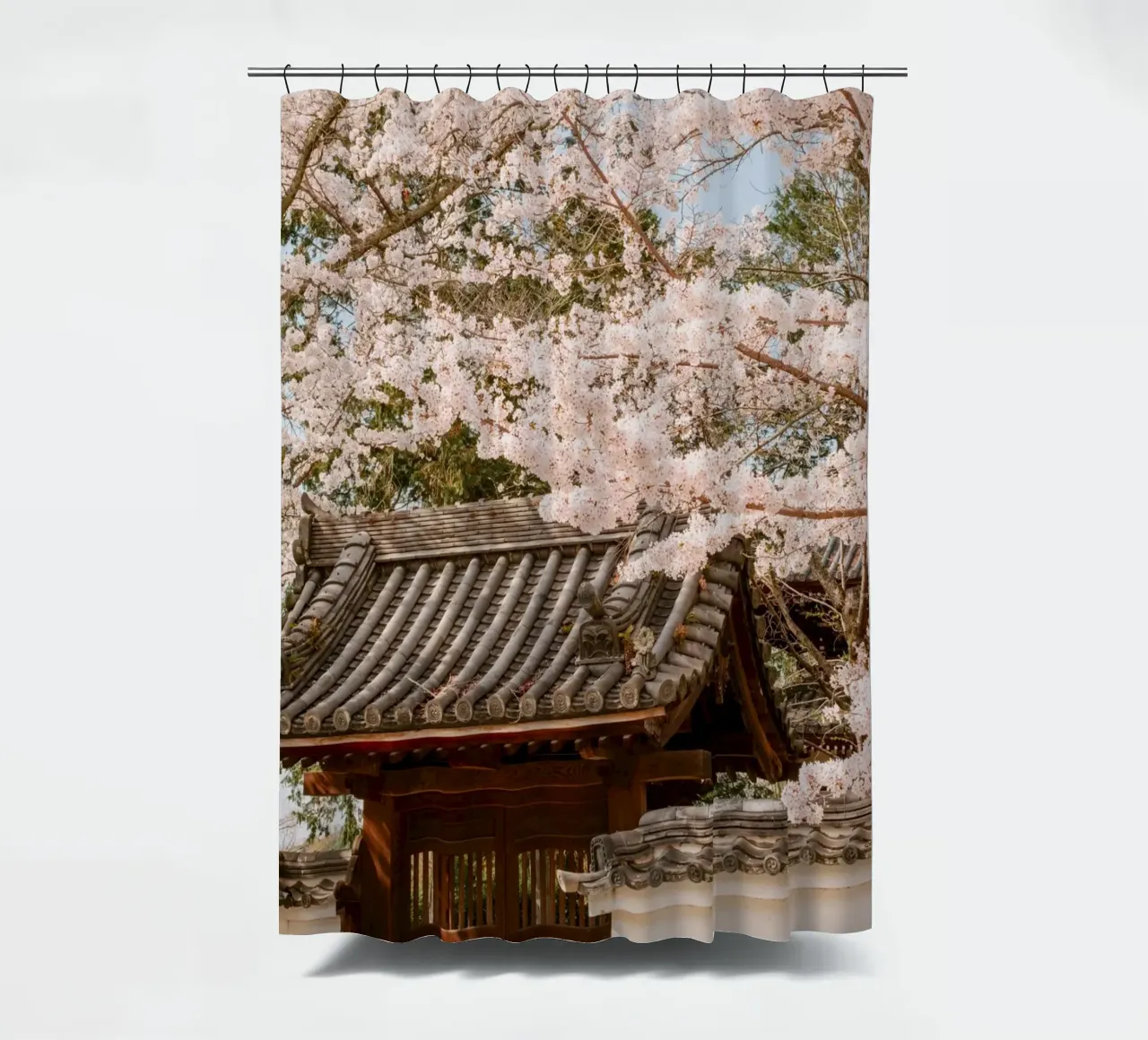Tetto del tempio dei ciliegi in fiore a Kyoto, Giappone tenda da doccia da mbgraphx2