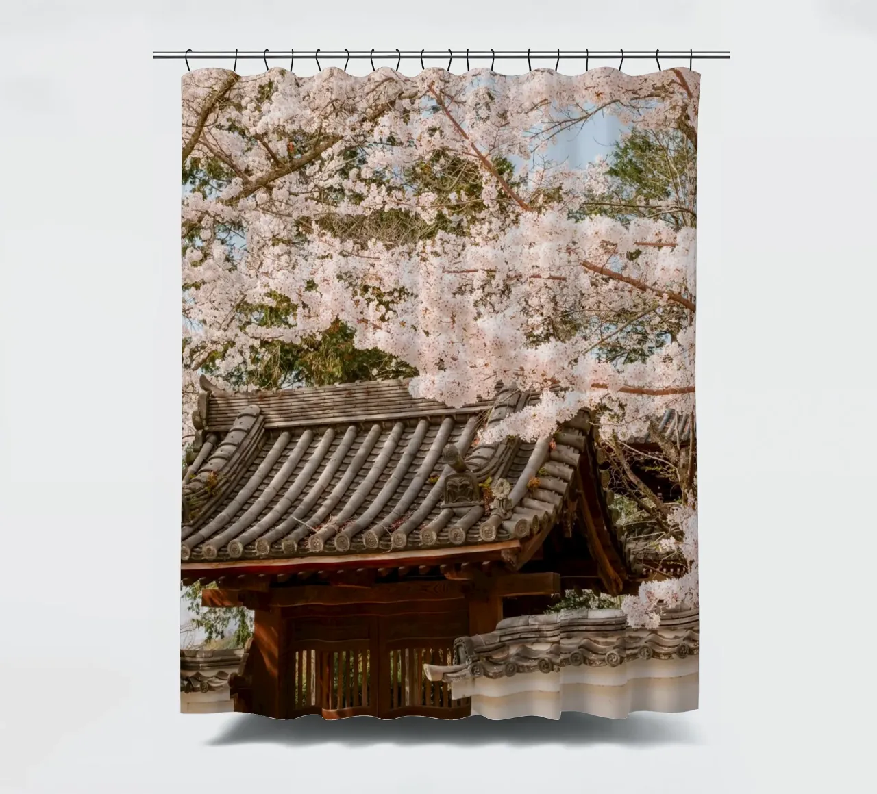 Tetto del tempio dei ciliegi in fiore a Kyoto, Giappone tenda da doccia da mbgraphx2