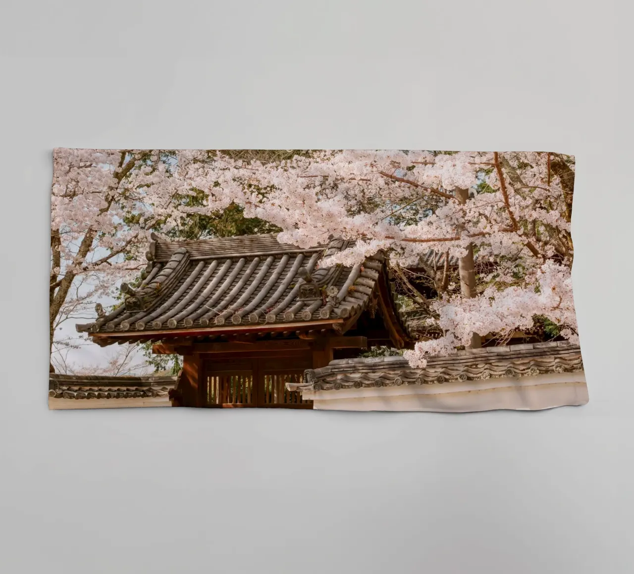 Tetto del tempio dei ciliegi in fiore a Kyoto, Giappone asciugamano da bagno da mbgraphx2