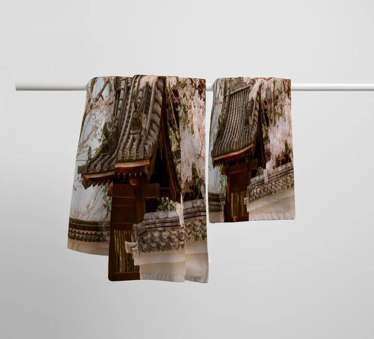 Tetto del tempio dei ciliegi in fiore a Kyoto, Giappone asciugamano da bagno da mbgraphx2