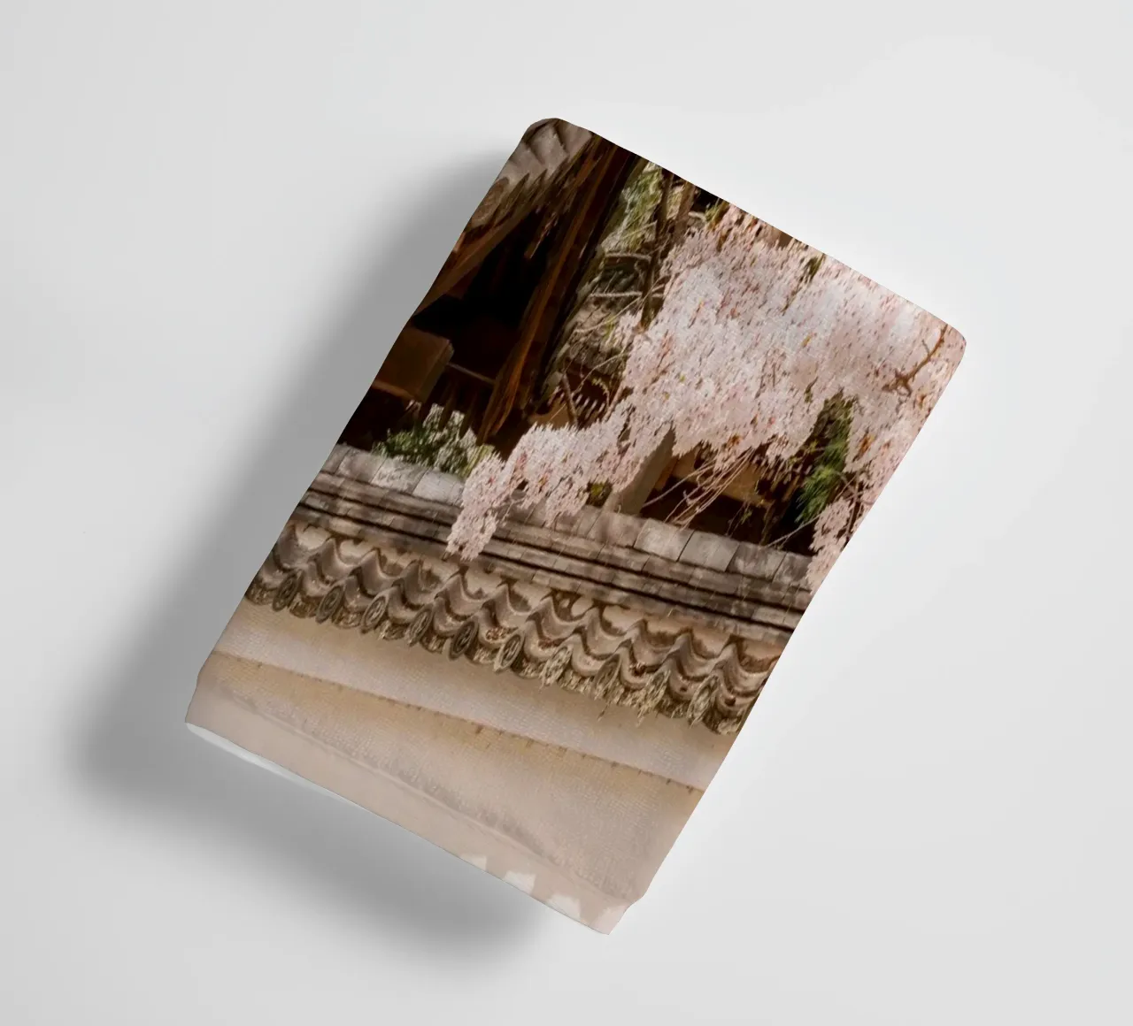 Tetto del tempio dei ciliegi in fiore a Kyoto, Giappone asciugamano da bagno da mbgraphx2