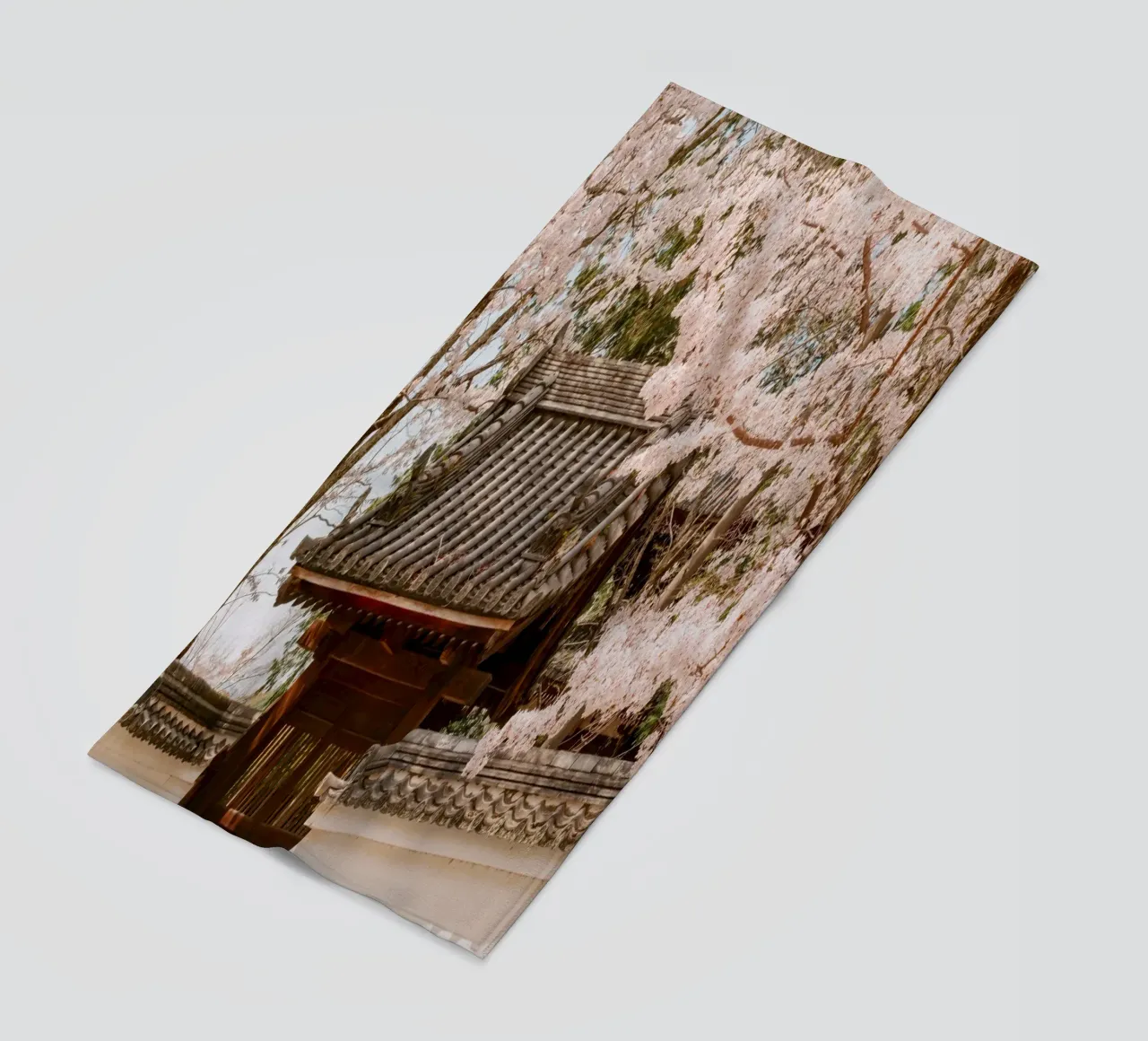 Tetto del tempio dei ciliegi in fiore a Kyoto, Giappone telo mare da mbgraphx2