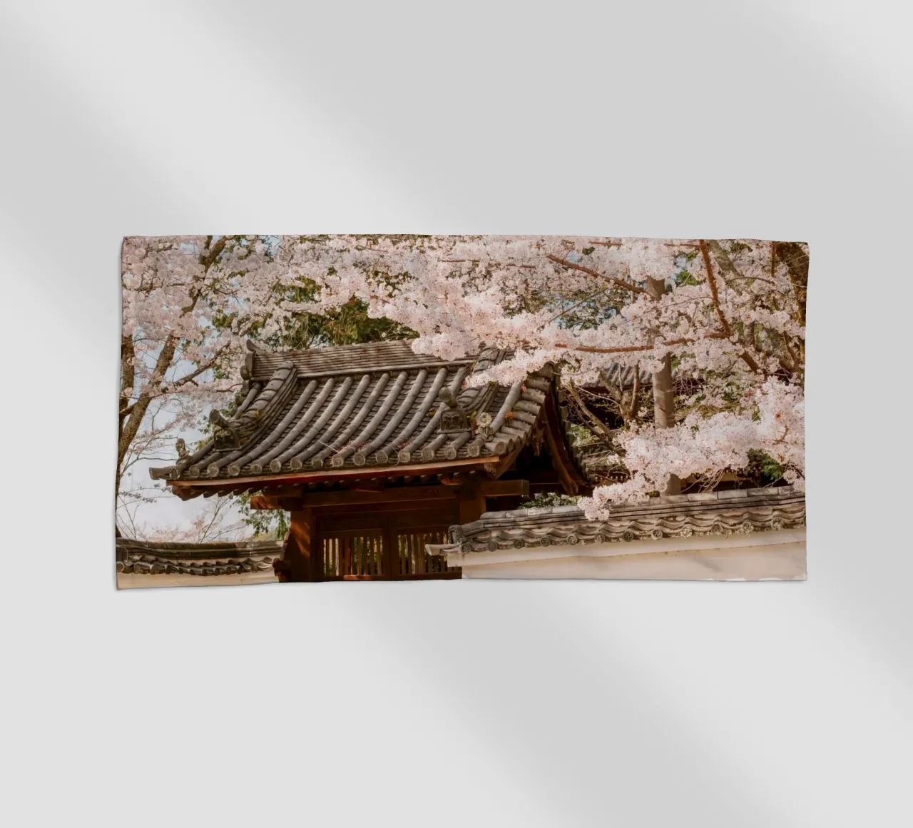 Tetto del tempio dei ciliegi in fiore a Kyoto, Giappone telo mare da mbgraphx2