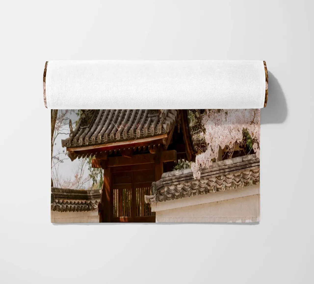 Tetto del tempio dei ciliegi in fiore a Kyoto, Giappone telo mare da mbgraphx2