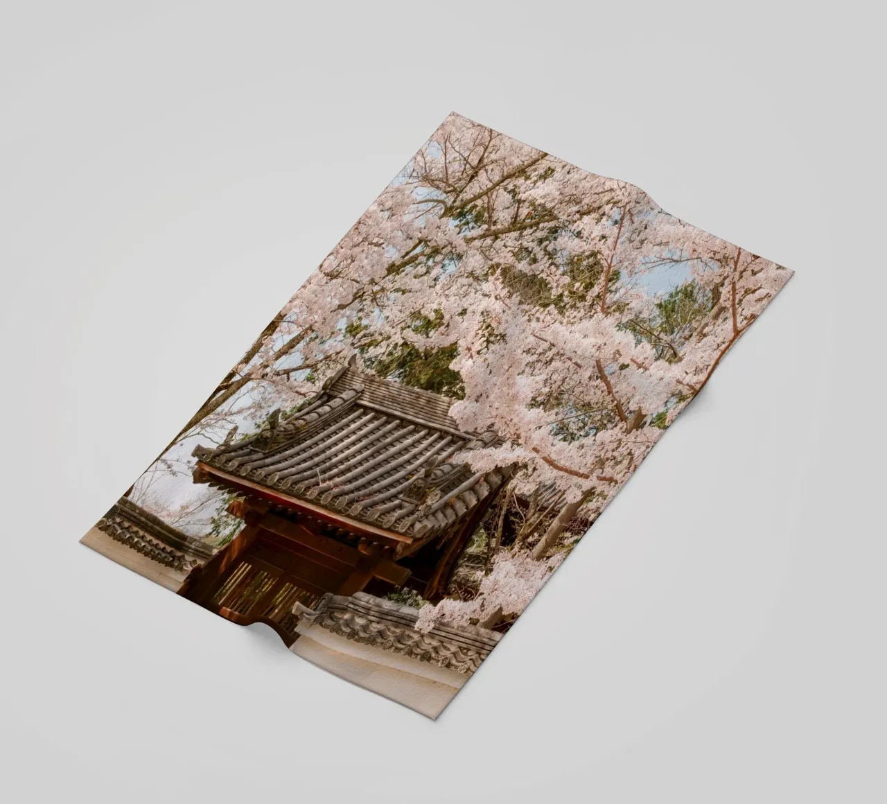 Tetto del tempio dei ciliegi in fiore a Kyoto, Giappone telo mare da mbgraphx2