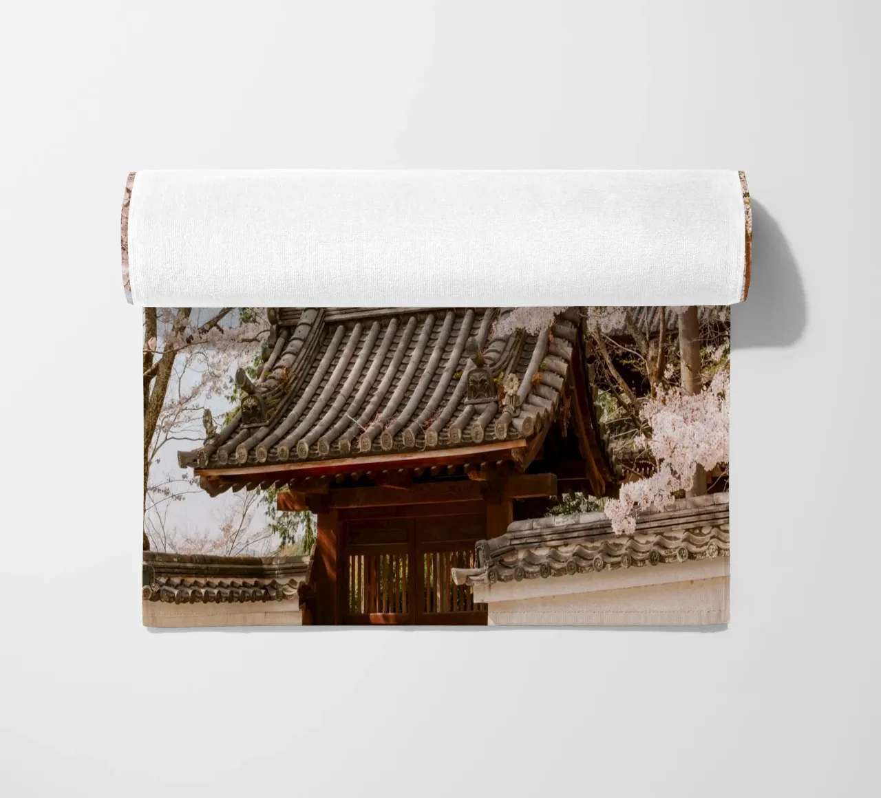 Tetto del tempio dei ciliegi in fiore a Kyoto, Giappone telo mare da mbgraphx2