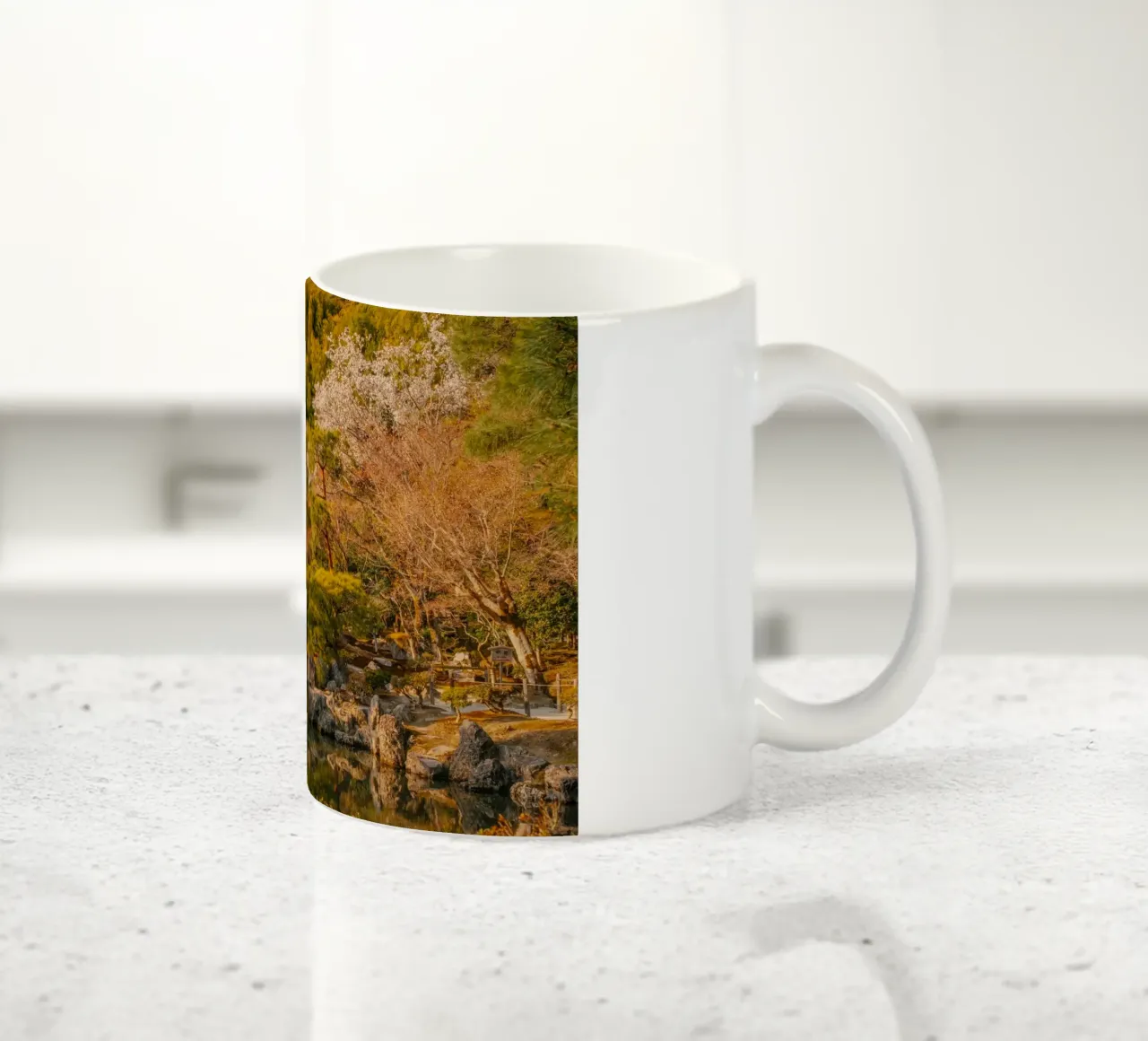 Tempio giapponese al tramonto a Kyoto, Giappone tazza in ceramica da mbgraphx2