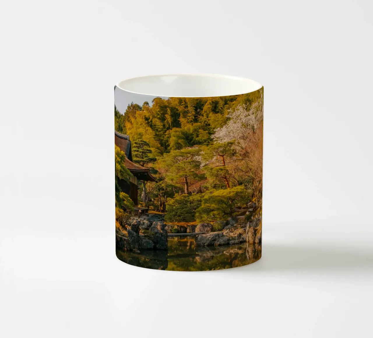 Tempio giapponese al tramonto a Kyoto, Giappone tazza in ceramica da mbgraphx2
