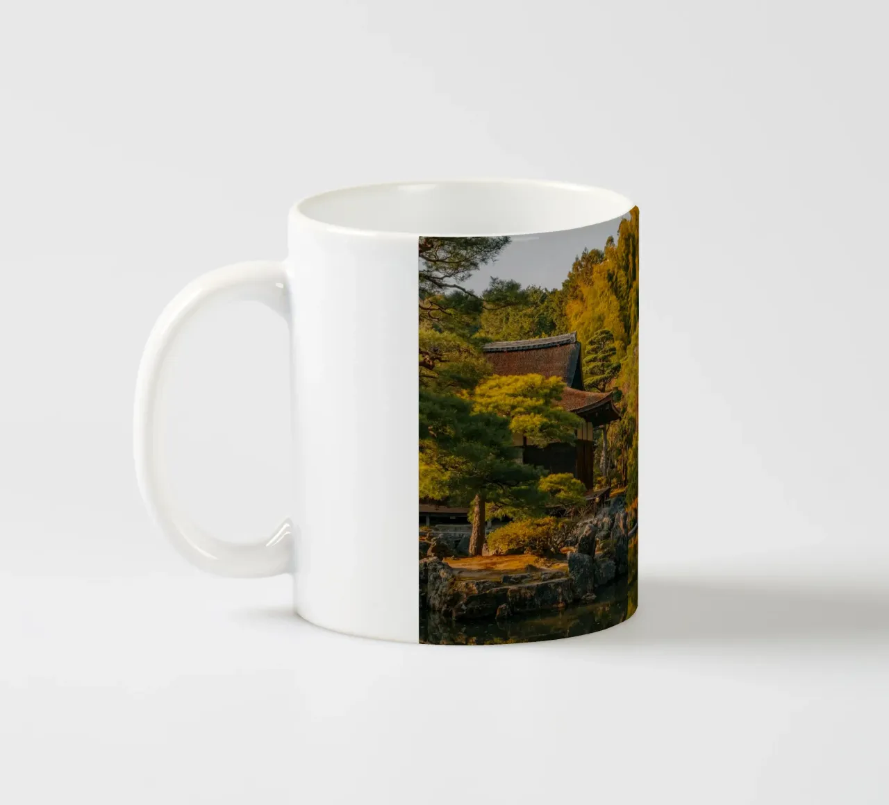 Tempio giapponese al tramonto a Kyoto, Giappone tazza in ceramica da mbgraphx2