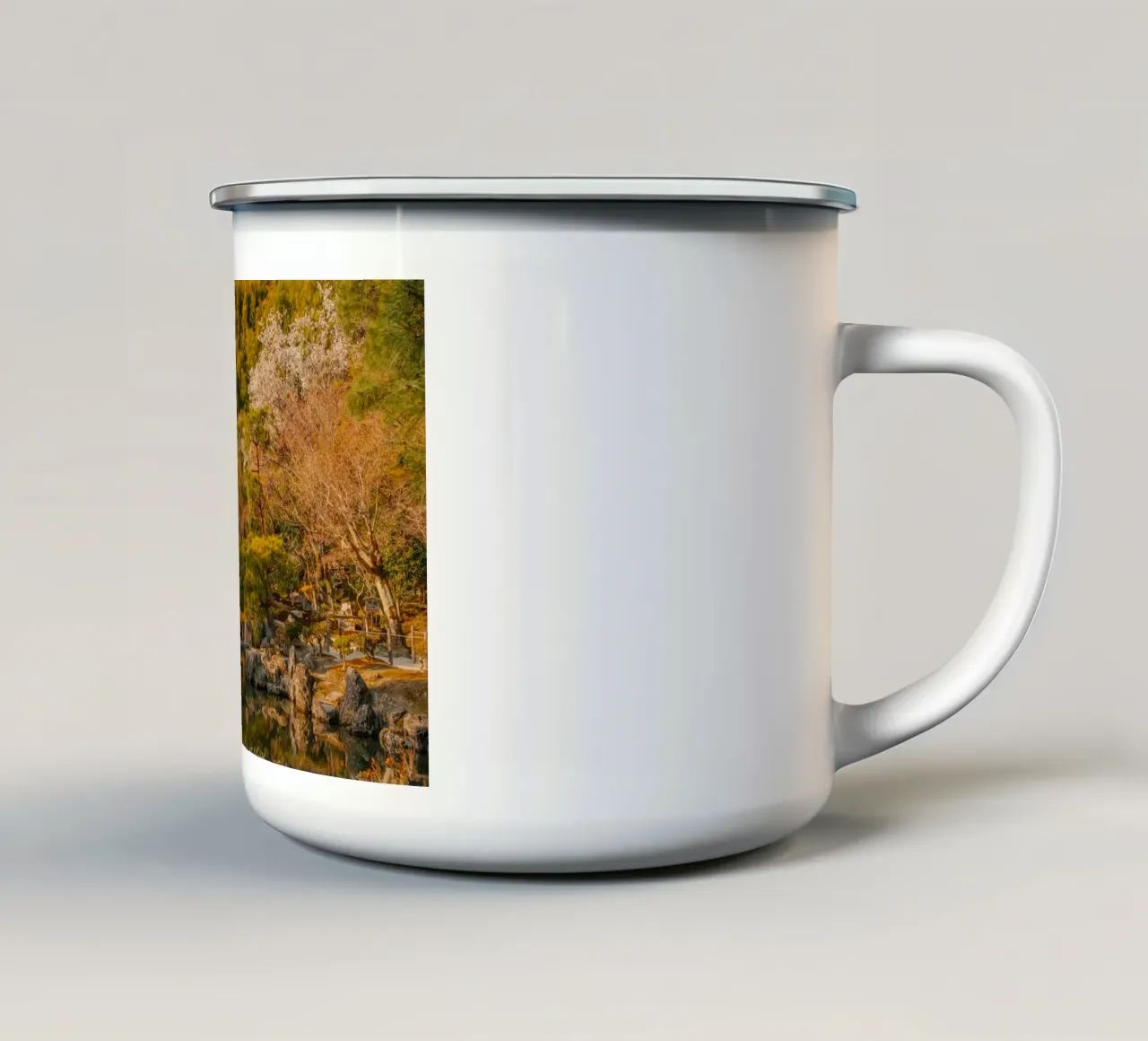 Tempio giapponese al tramonto a Kyoto, Giappone tazza in smalto da mbgraphx2