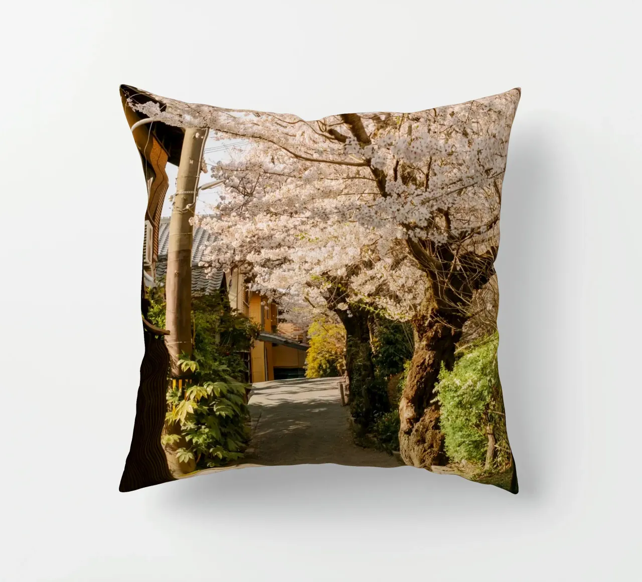 Il sentiero dei ciliegi in fiore a Kyoto, Giappone cuscino da mbgraphx2