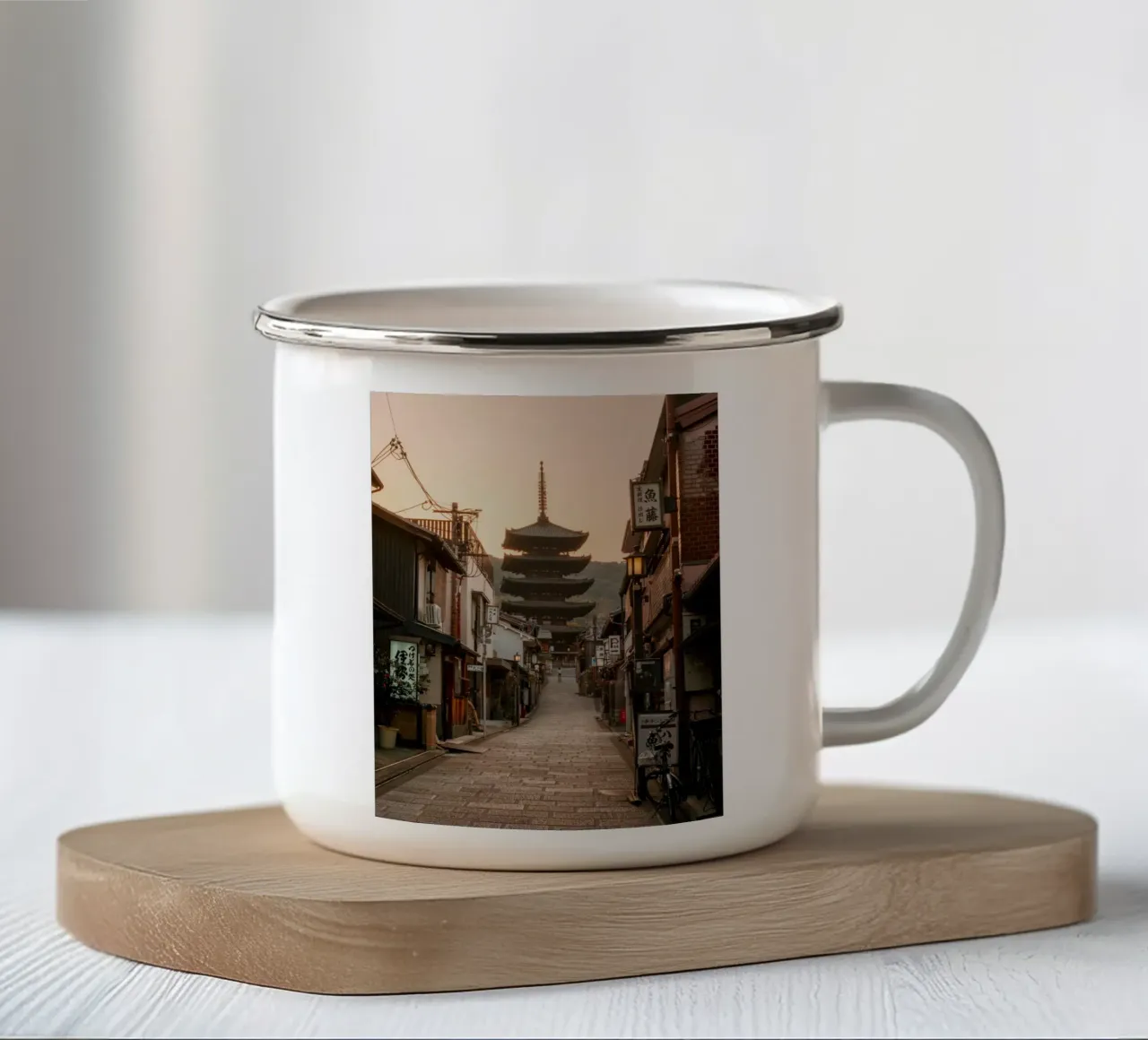 Pagoda di Kyoto all'alba tazza in smalto da mbgraphx2