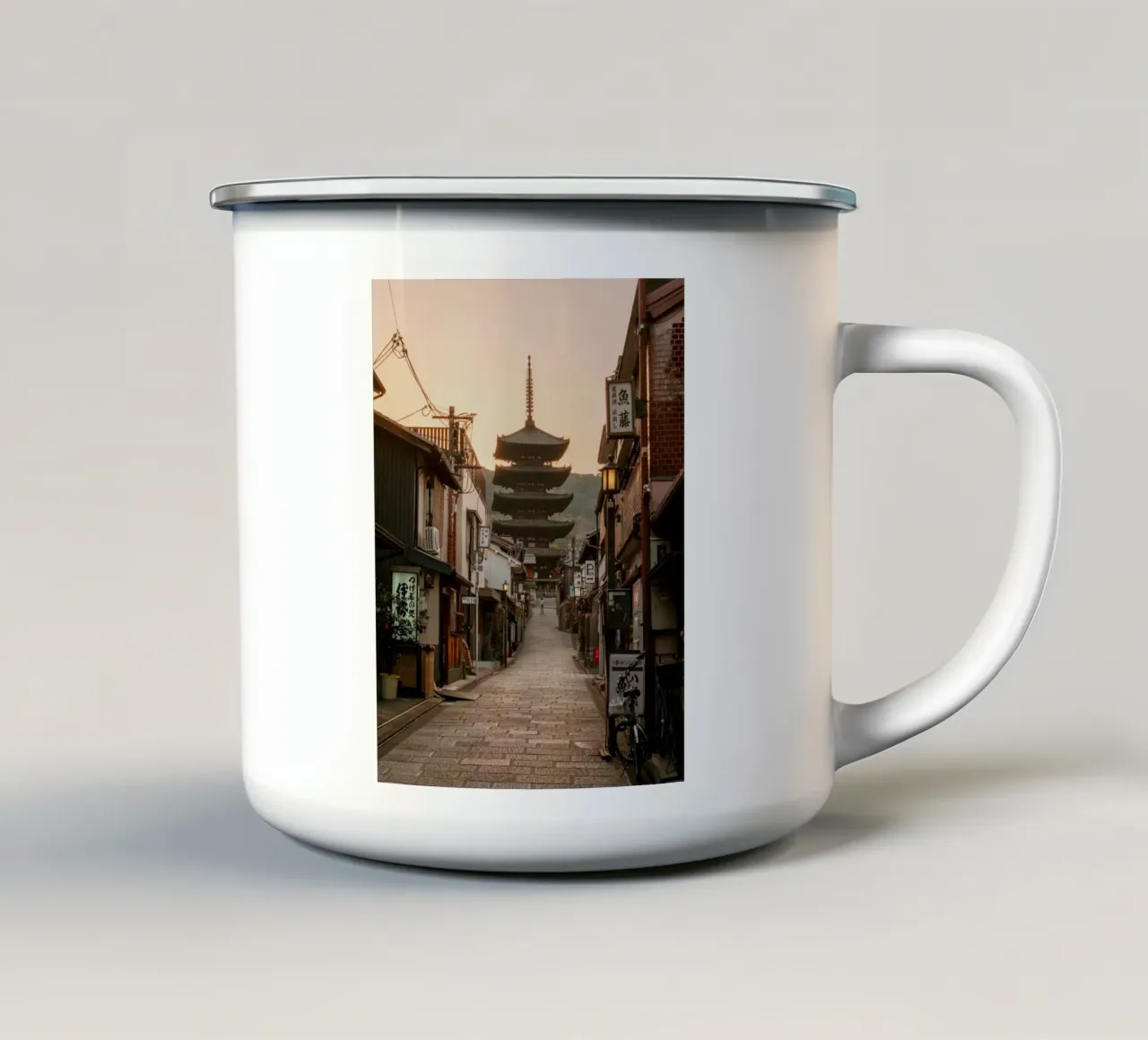 Pagoda di Kyoto all'alba tazza in smalto da mbgraphx2