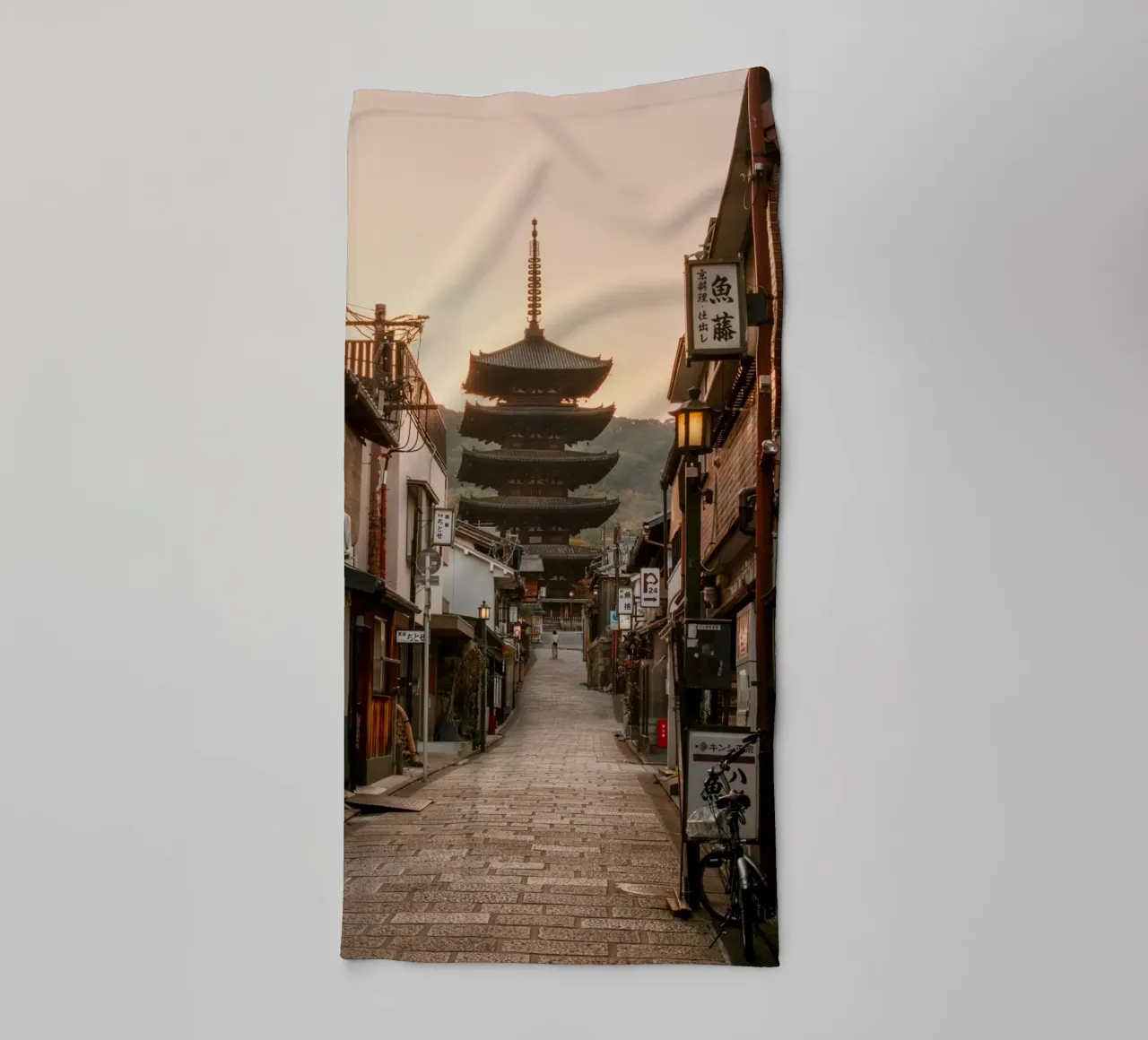 Pagoda di Kyoto all'alba asciugamano da bagno da mbgraphx2