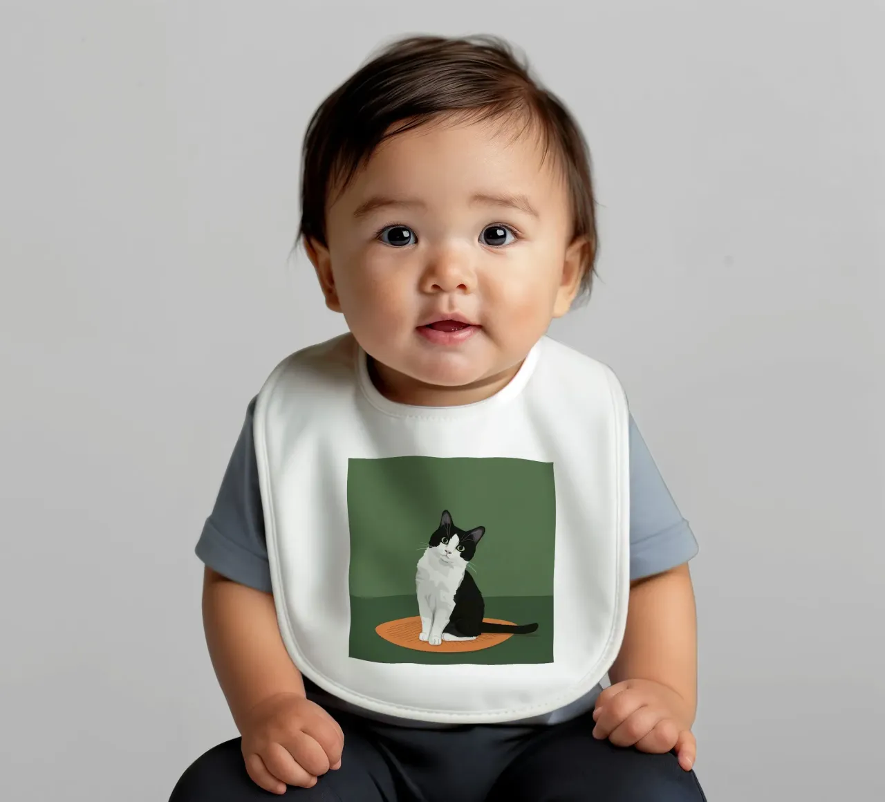 Gatto Tuxedo in posa bavaglino da Solace Light