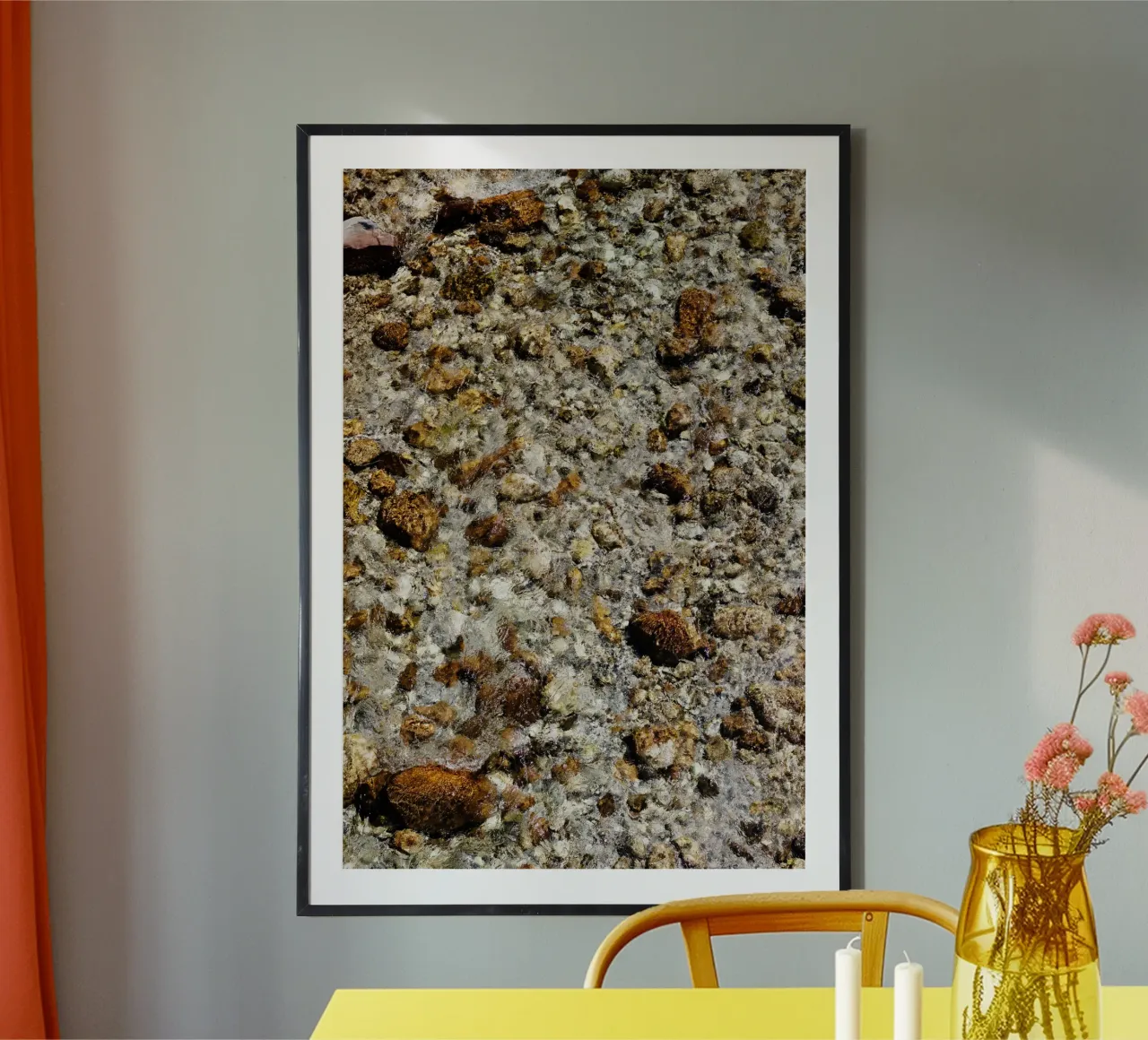 fliesendes Wasser in Friaul, Italien Poster mit Holzrahmen von art picture
