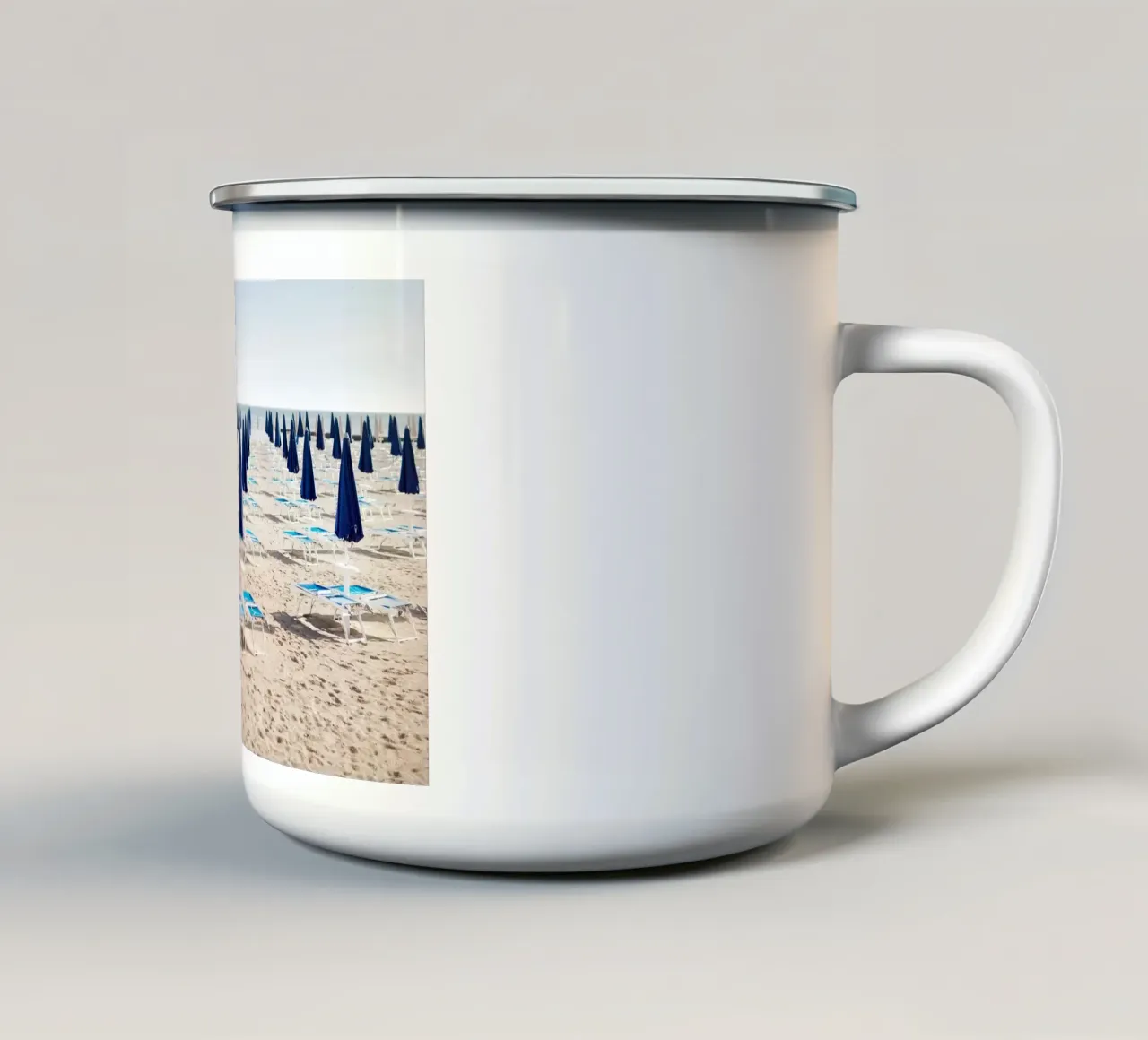 Sedie da spiaggia vuote in Friuli (Grado), Italia tazza in smalto da art picture