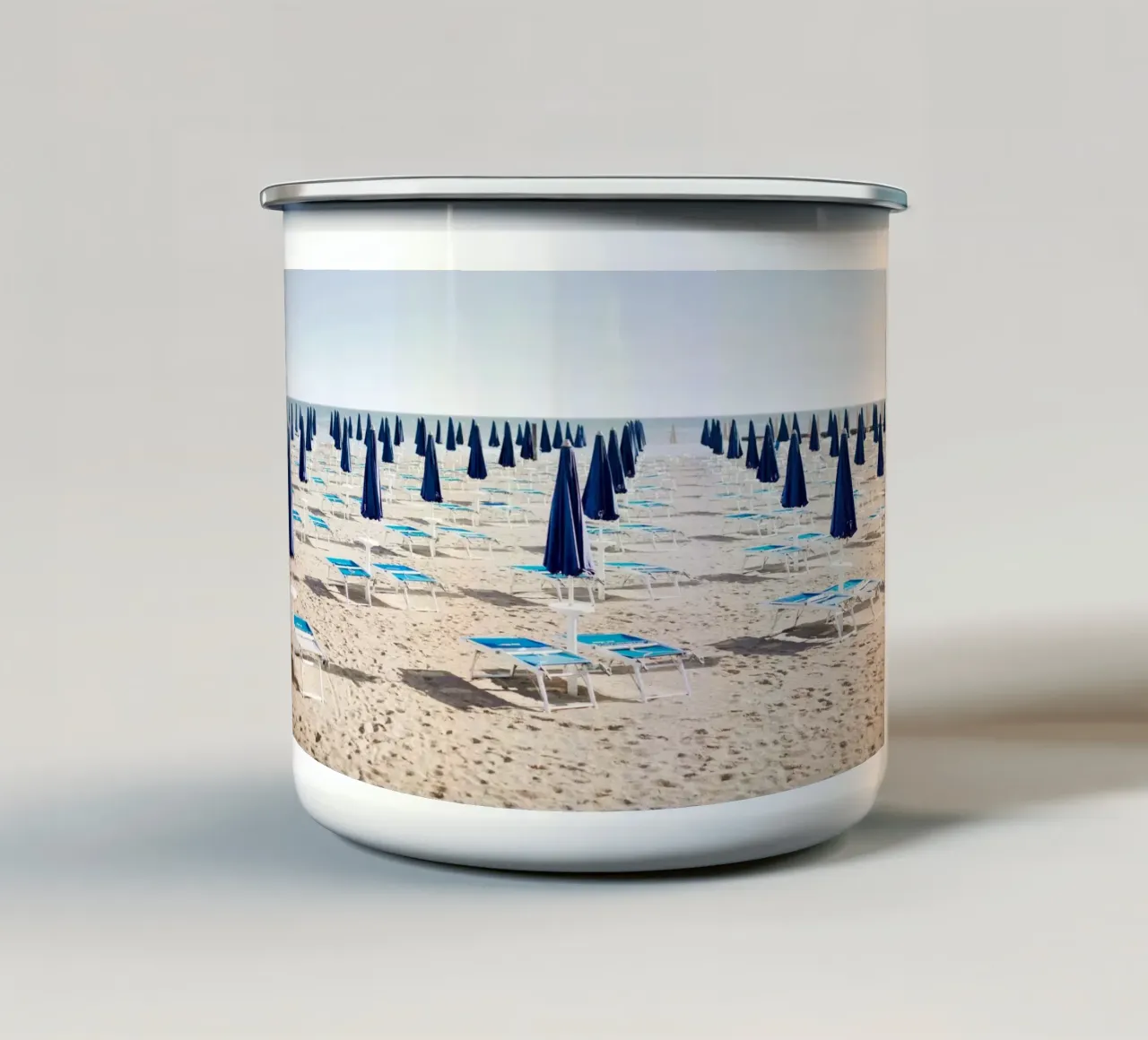Sedie da spiaggia vuote in Friuli (Grado), Italia tazza in smalto da art picture