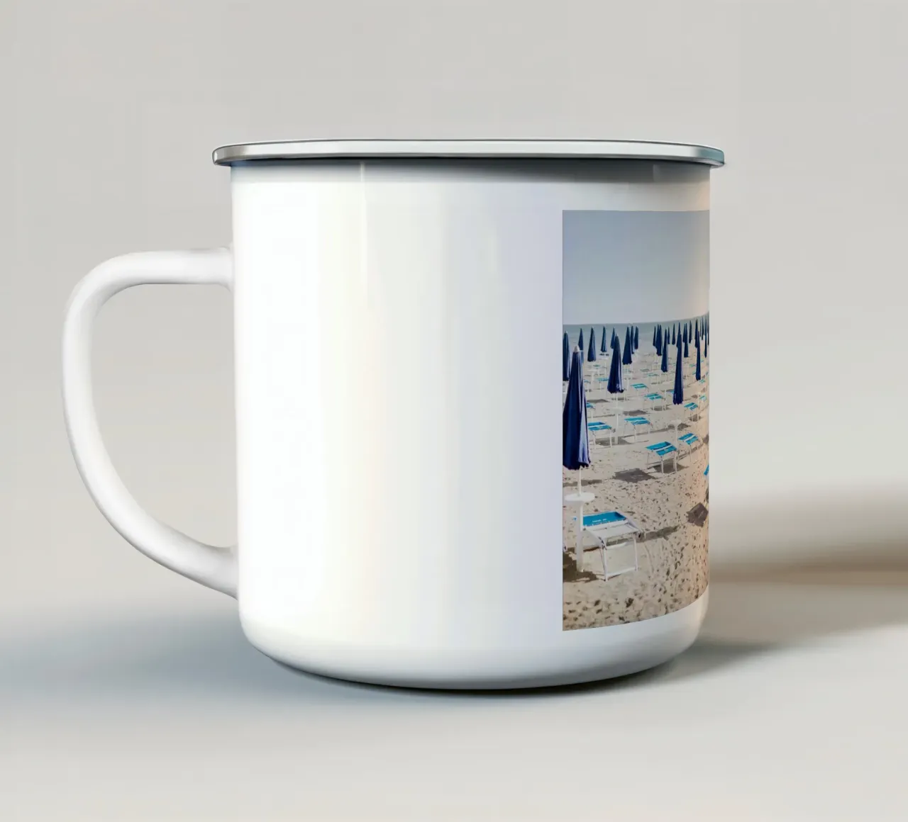 Sedie da spiaggia vuote in Friuli (Grado), Italia tazza in smalto da art picture