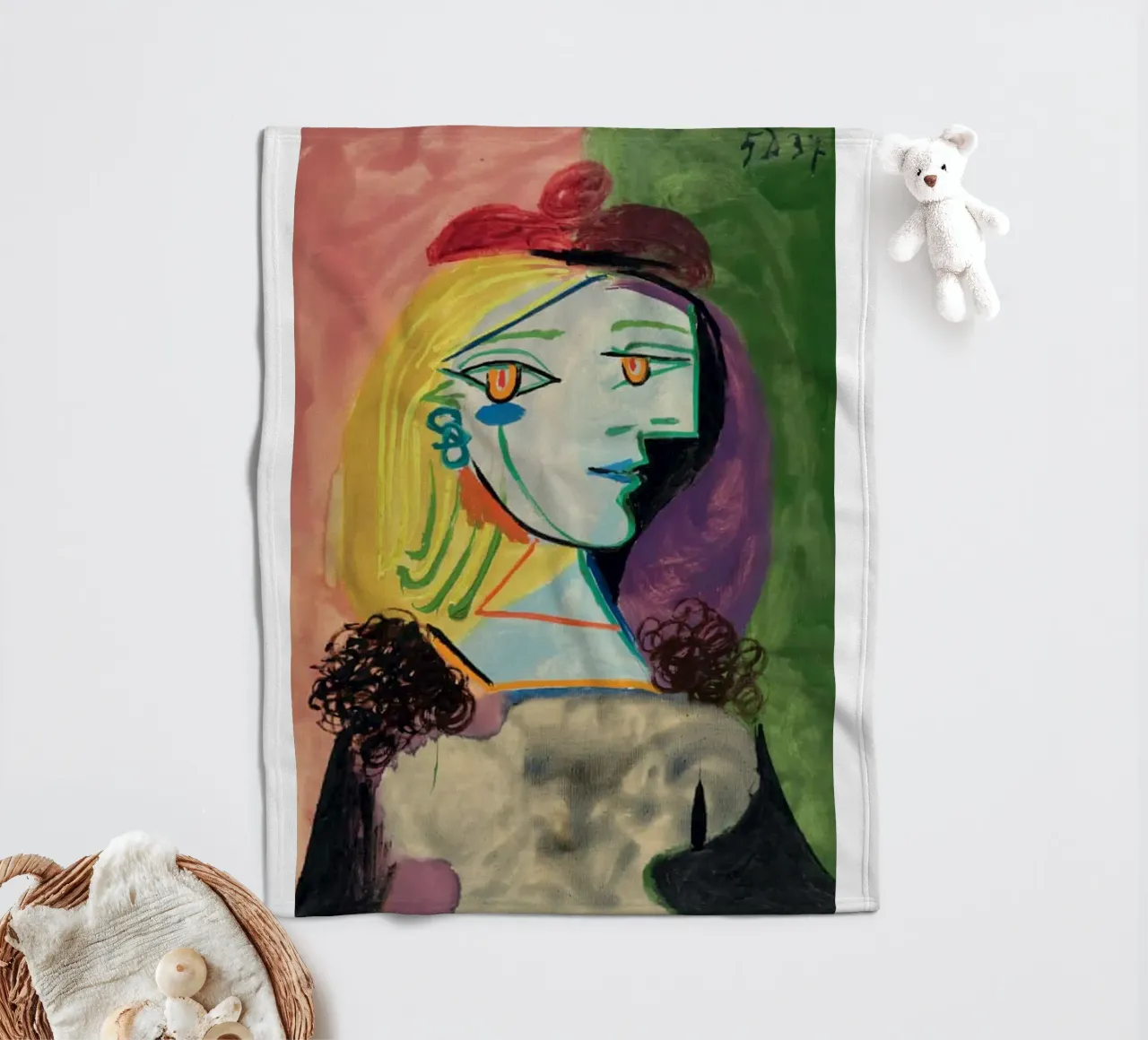 sguardo di una bella donna coperta in pile da eternal nino