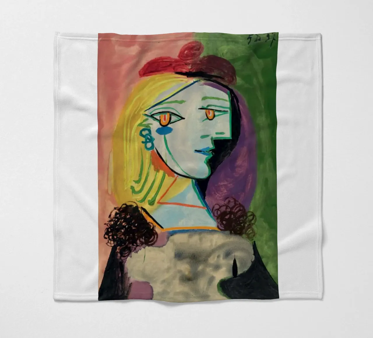 sguardo di una bella donna coperta in pile da eternal nino