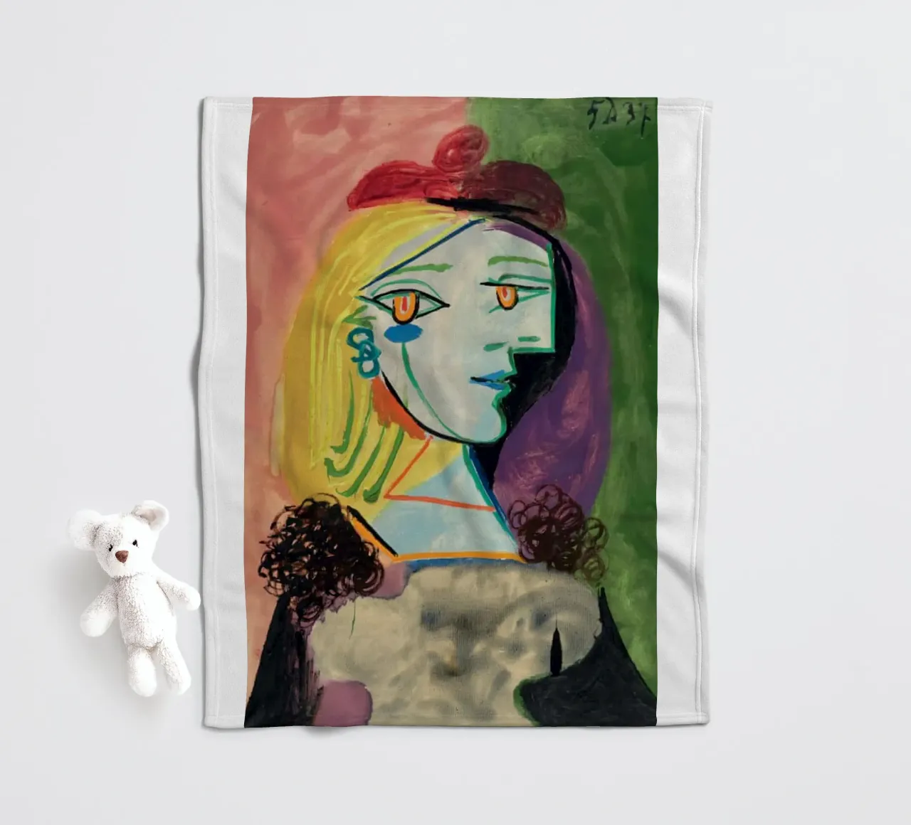 sguardo di una bella donna coperta in pile da eternal nino