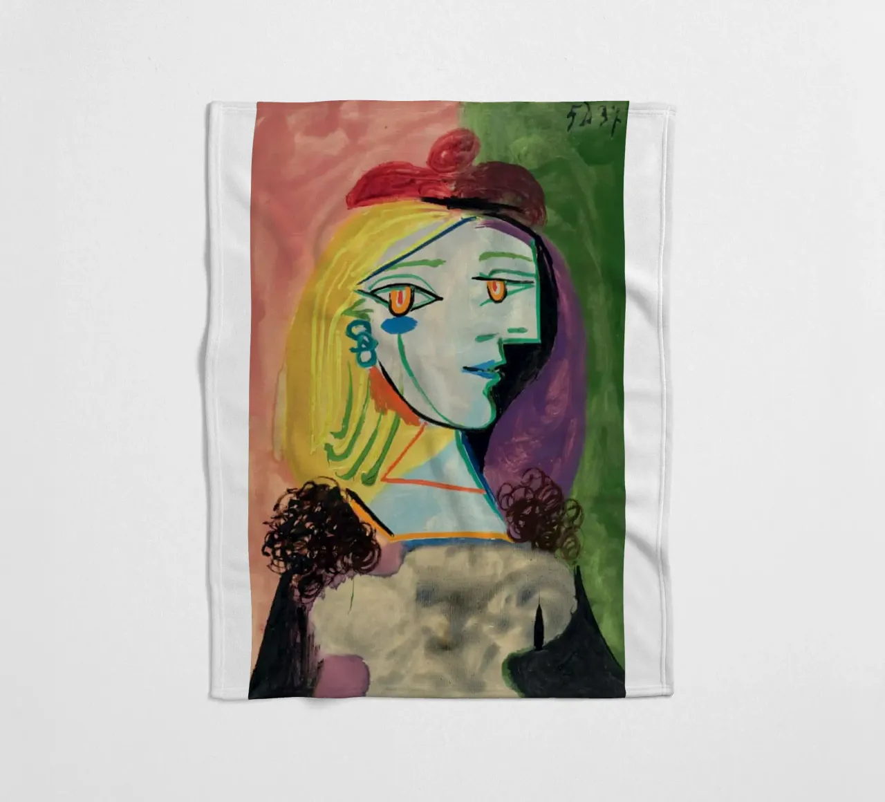 sguardo di una bella donna coperta in pile da eternal nino