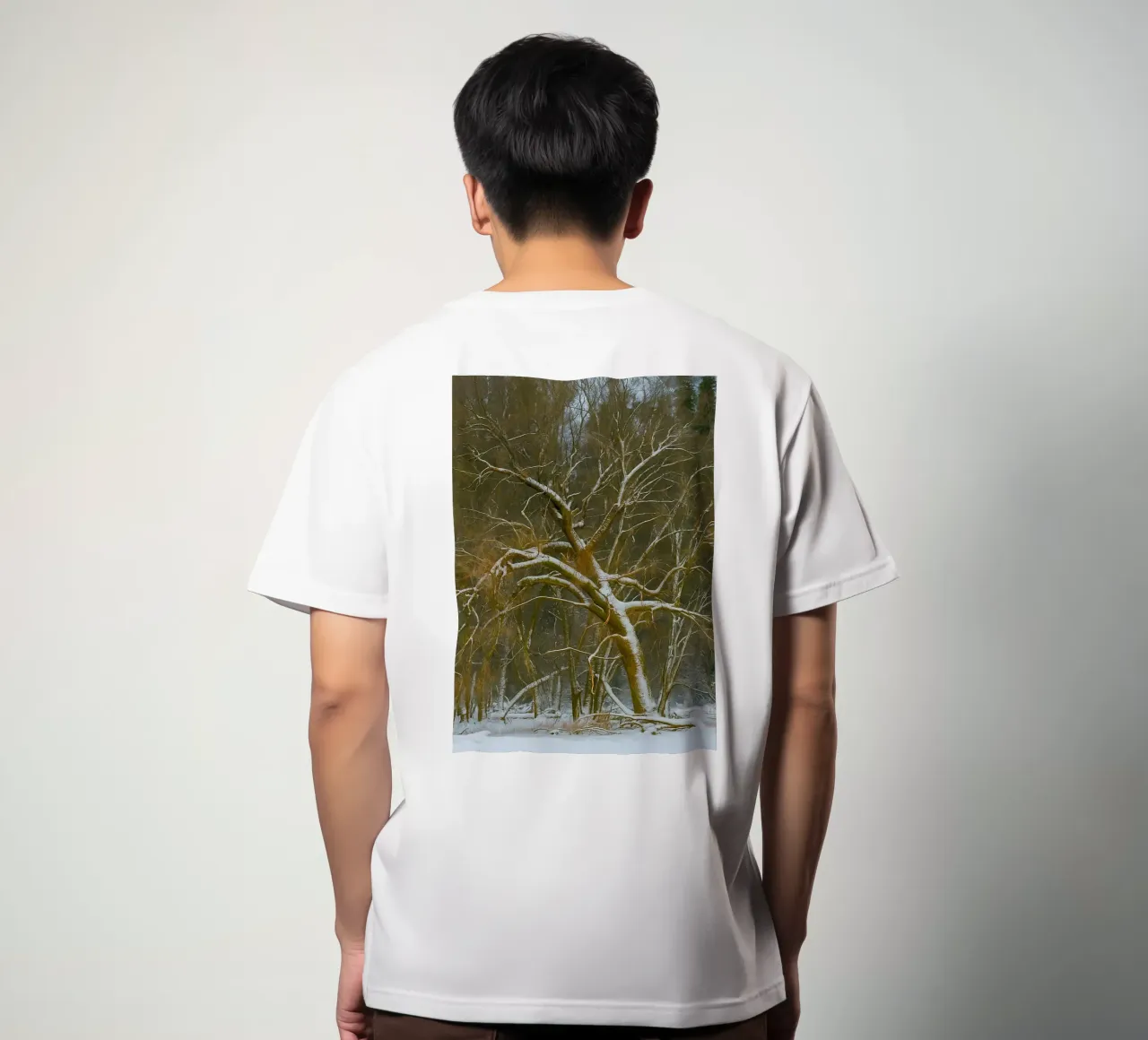 trockene Bäume am Rande des Waldes T-Shirt von PASMING