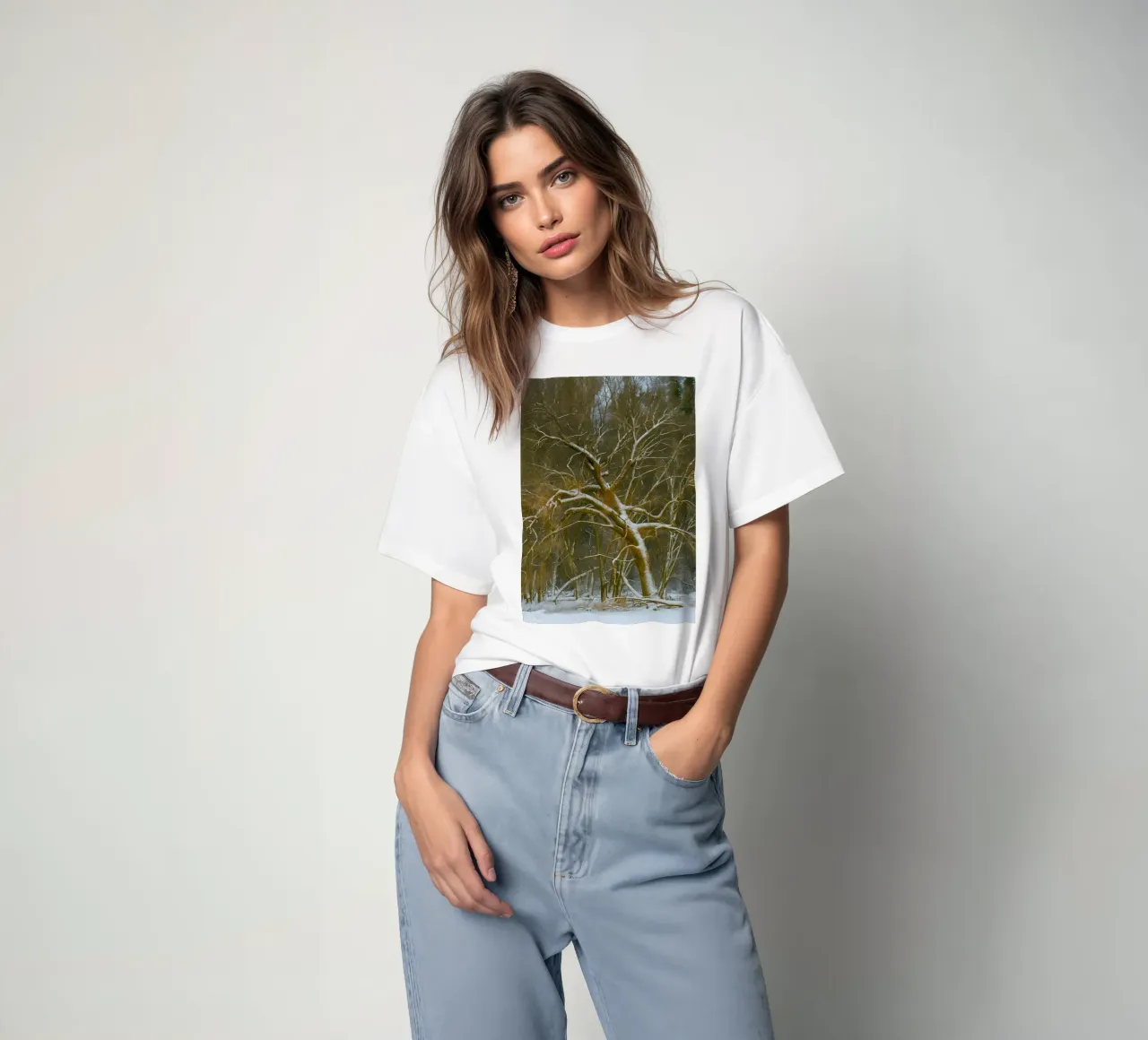 trockene Bäume am Rande des Waldes T-Shirt von PASMING