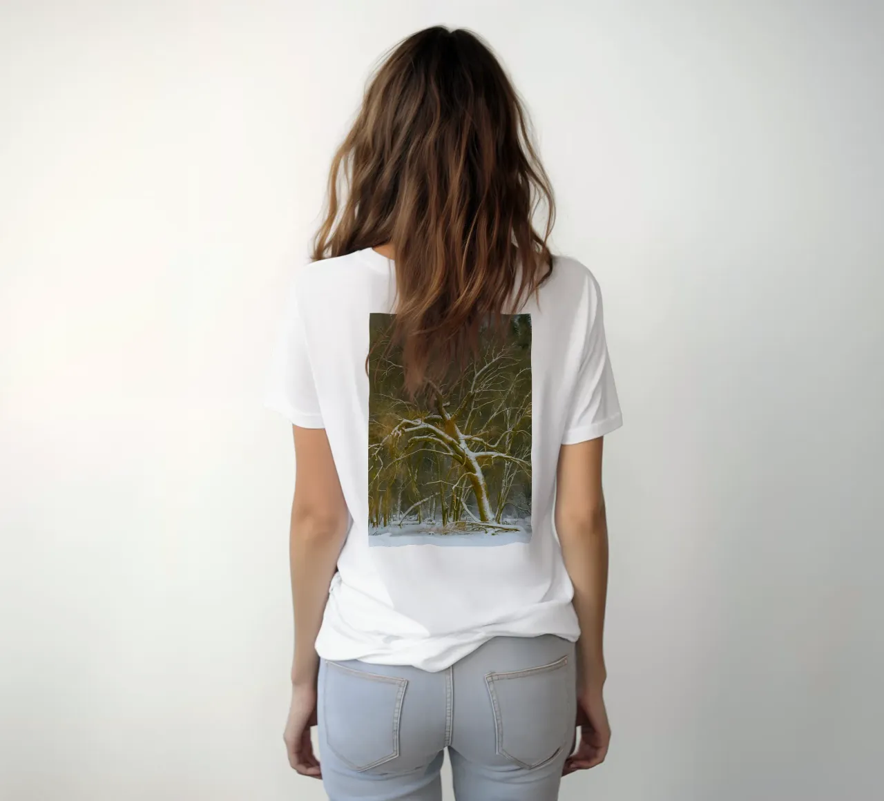 trockene Bäume am Rande des Waldes T-Shirt von PASMING