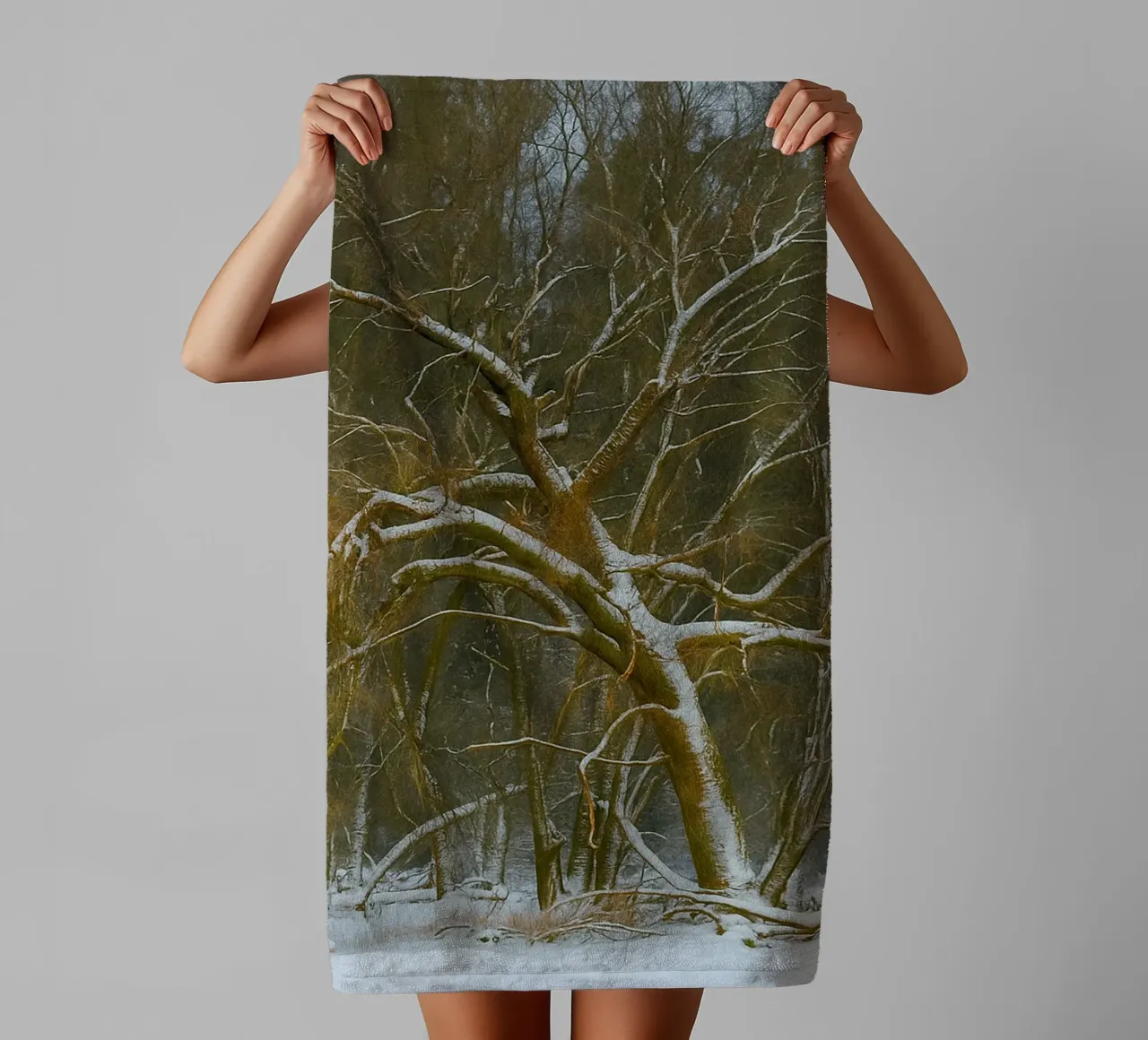 arbres secs à la lisière de la forêt serviette de bain de PASMING