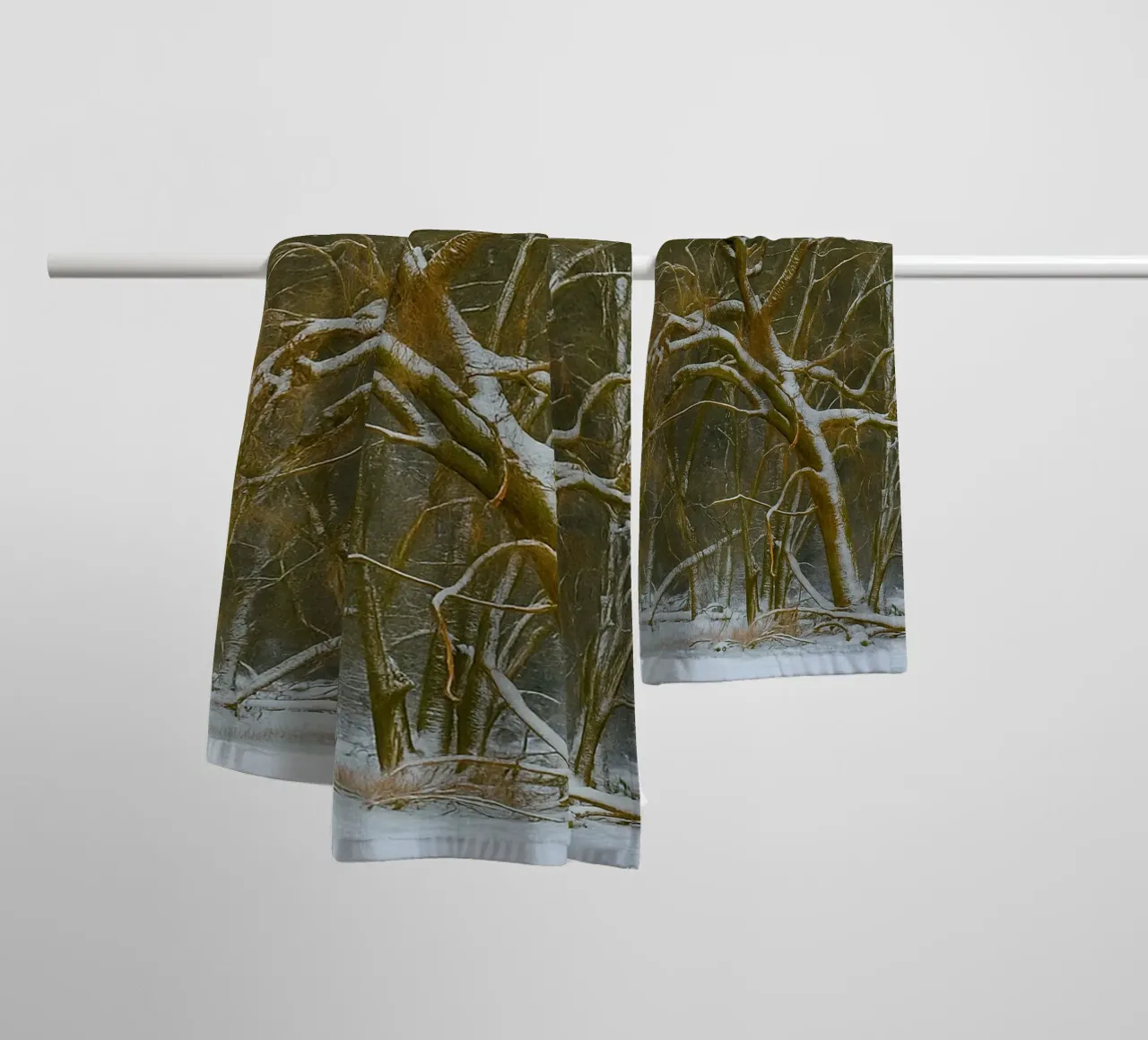 arbres secs à la lisière de la forêt serviette de bain de PASMING