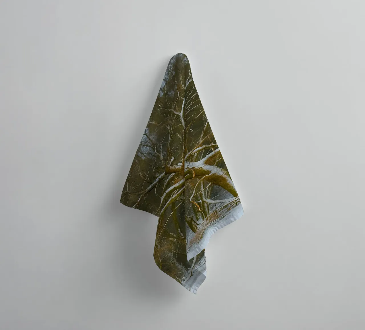 arbres secs à la lisière de la forêt serviette de bain de PASMING