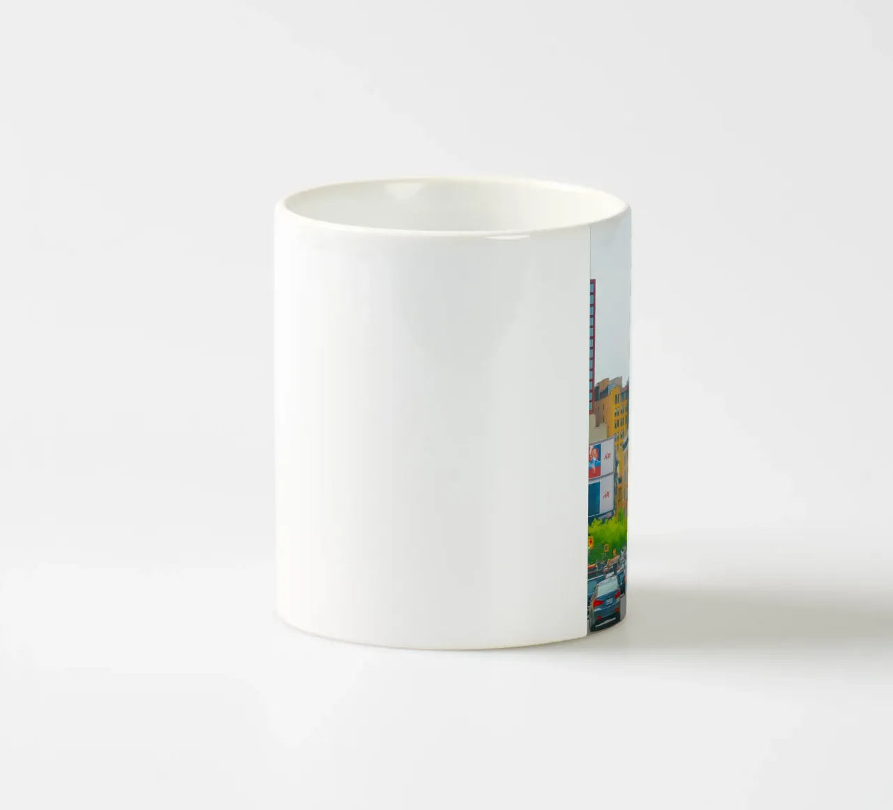 vista densa di una grande città tazza in ceramica da PASMING