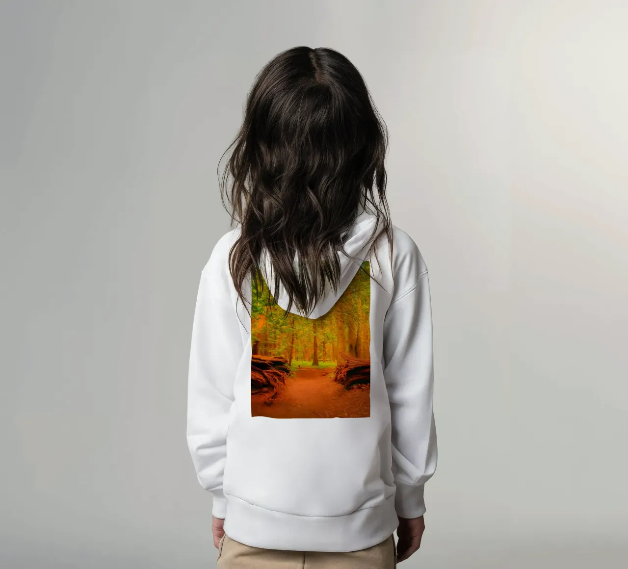 umgestürzter Baum im Wald in zwei Teile gespalten Kinder Hoodie von PASMING