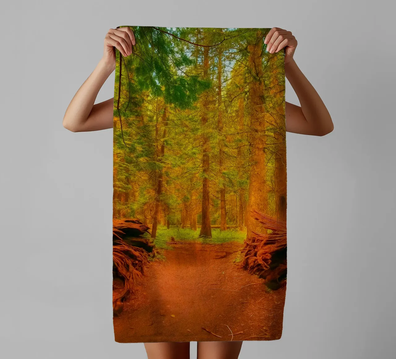 albero caduto diviso in due nel bosco asciugamano da bagno da PASMING