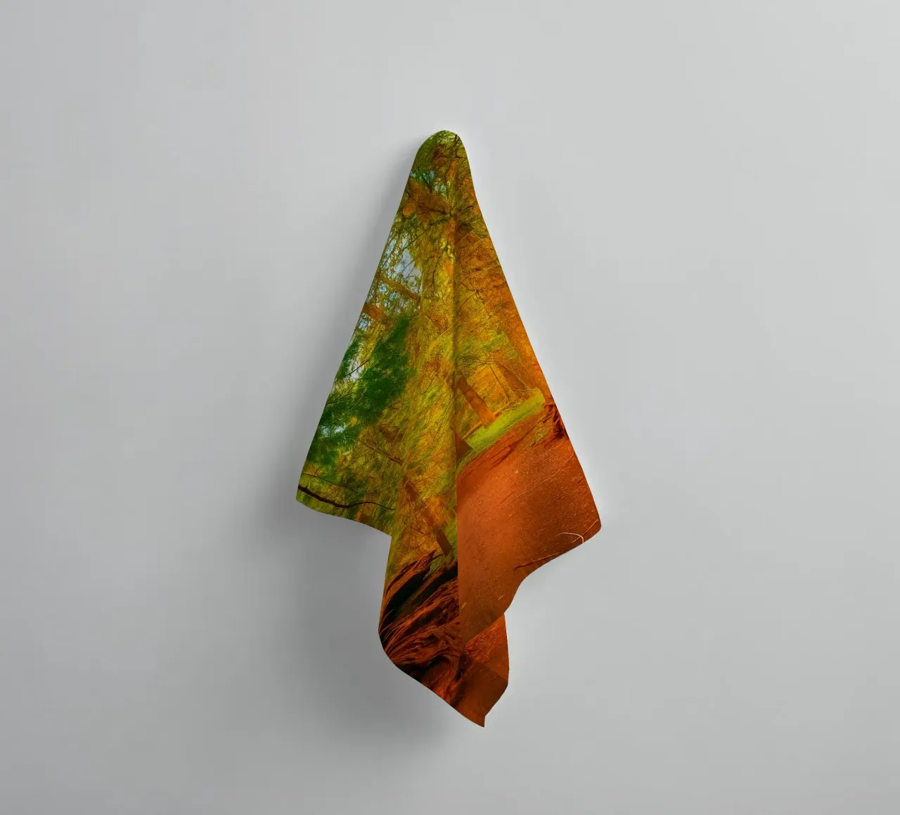 albero caduto diviso in due nel bosco asciugamano da bagno da PASMING