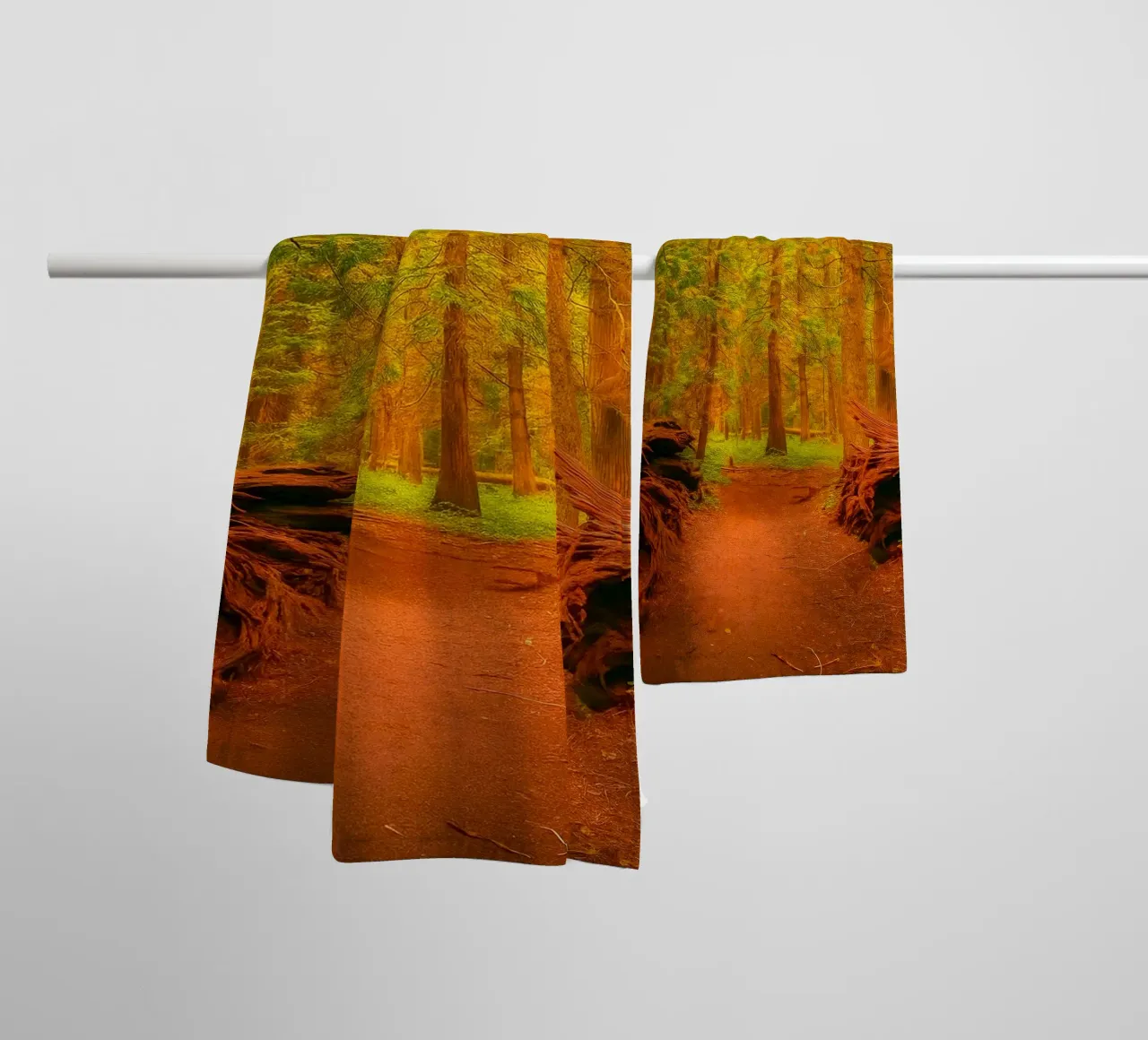 albero caduto diviso in due nel bosco asciugamano da bagno da PASMING