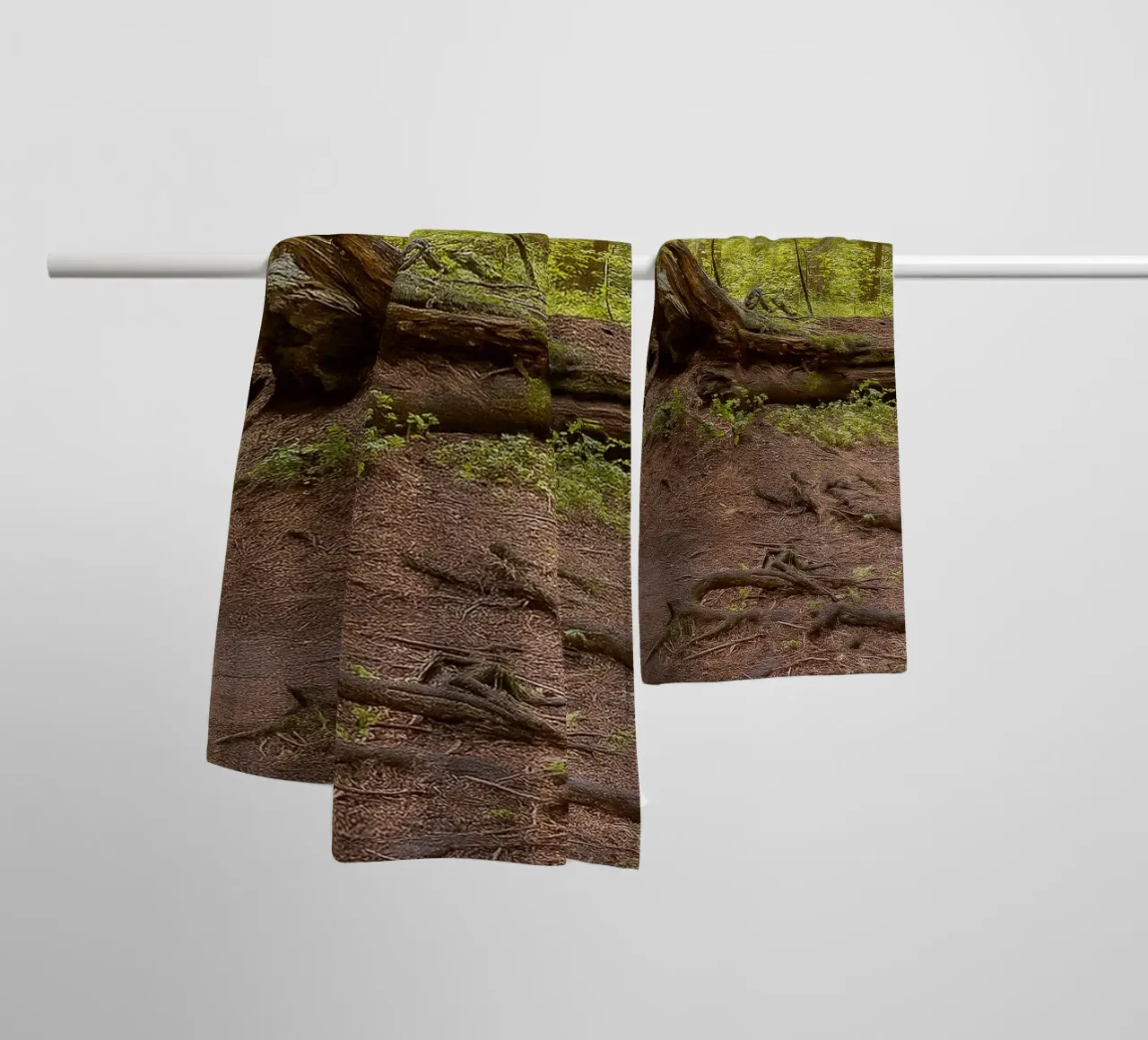 fallen rotten trees badhanddoek van PASMING