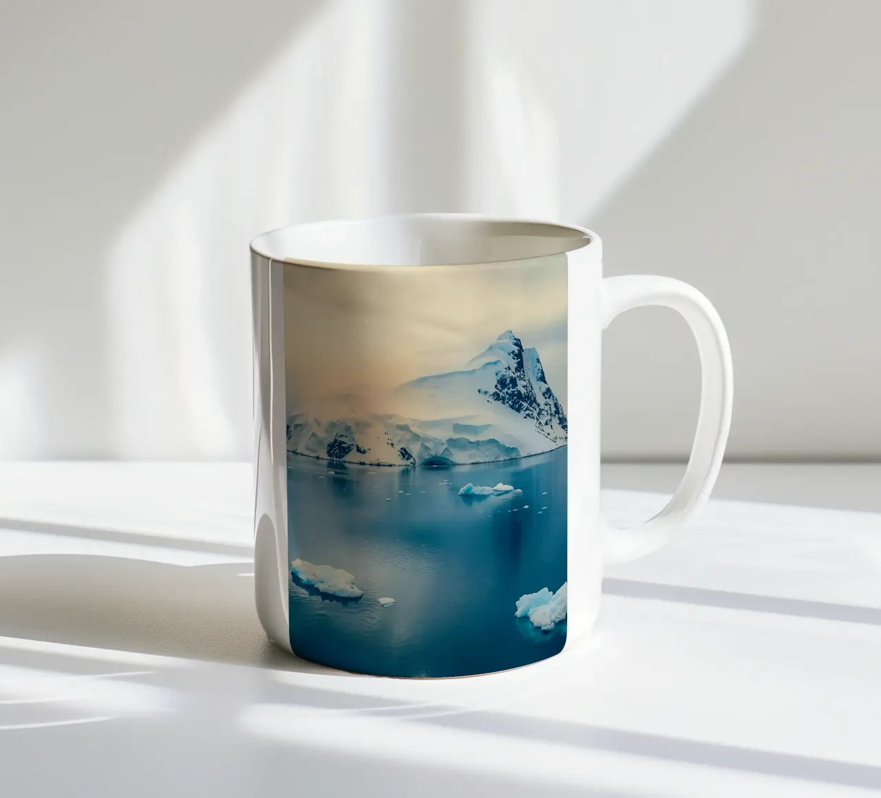 iceberg in mezzo all'oceano tazza in ceramica da PASMING