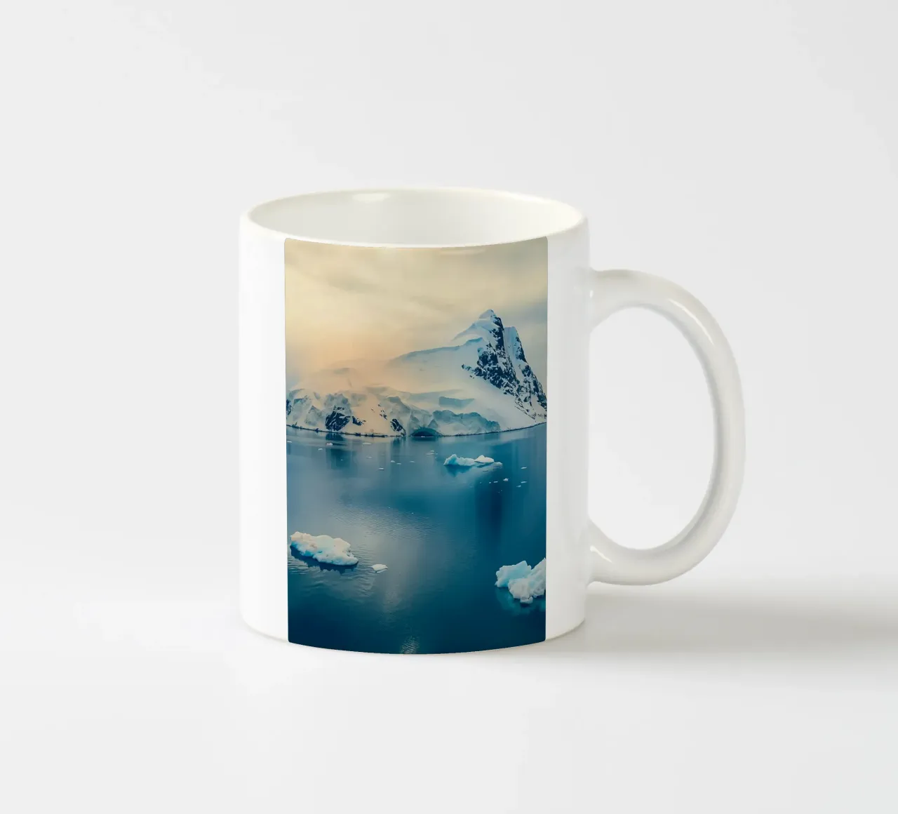 iceberg in mezzo all'oceano tazza in ceramica da PASMING