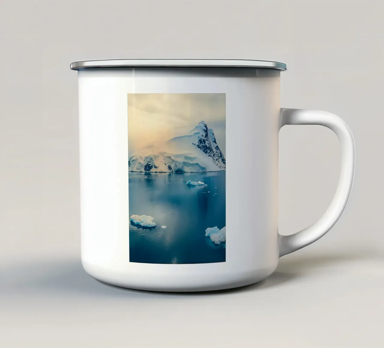 iceberg in mezzo all'oceano tazza in smalto da PASMING