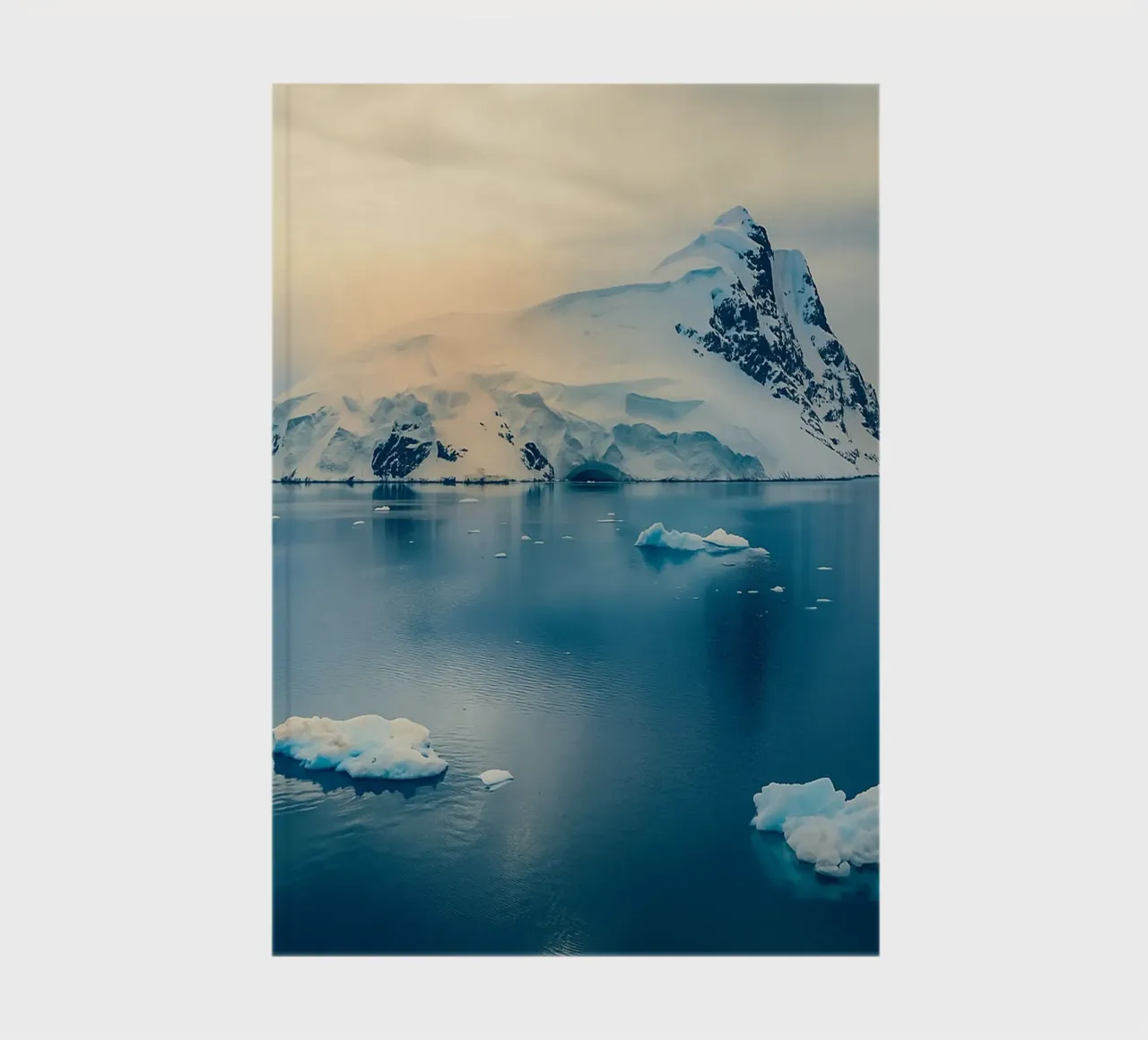 iceberg in mezzo all'oceano diario da PASMING