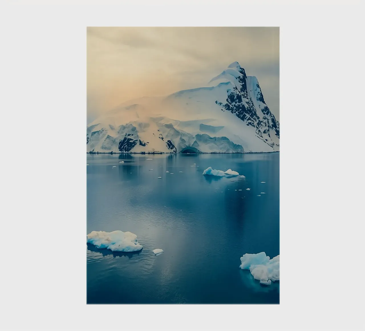 iceberg in mezzo all'oceano diario da PASMING