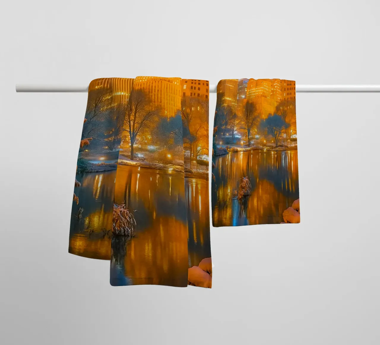 meer in de voortuin van hoge gebouwen badhanddoek van PASMING